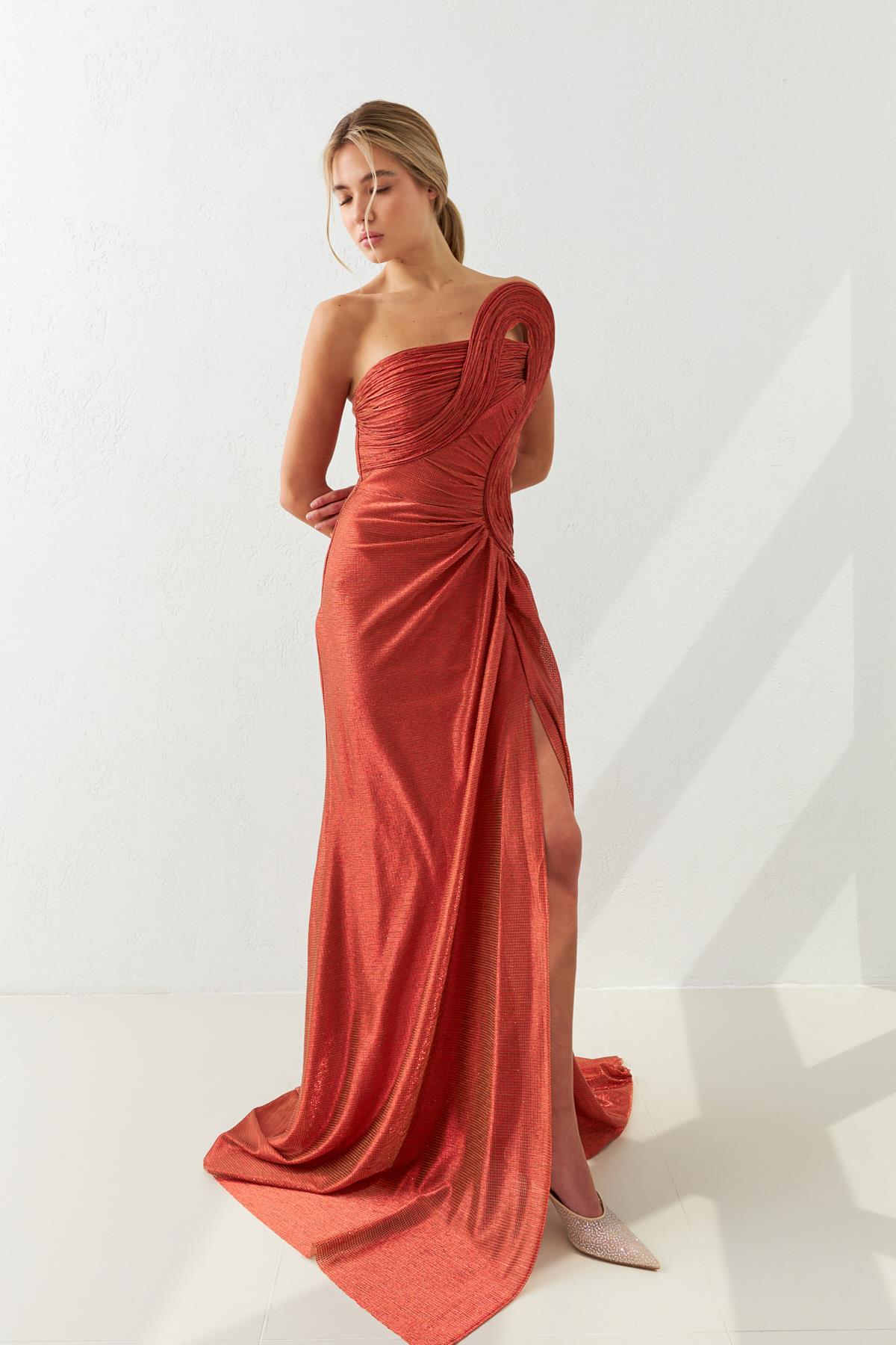 Bakır Straptez Detaylı Yırtmaçlı Belden Oturtmalı Büzgü Detaylı Midi Boy Elbise Kadın Kategorisiz modelleri