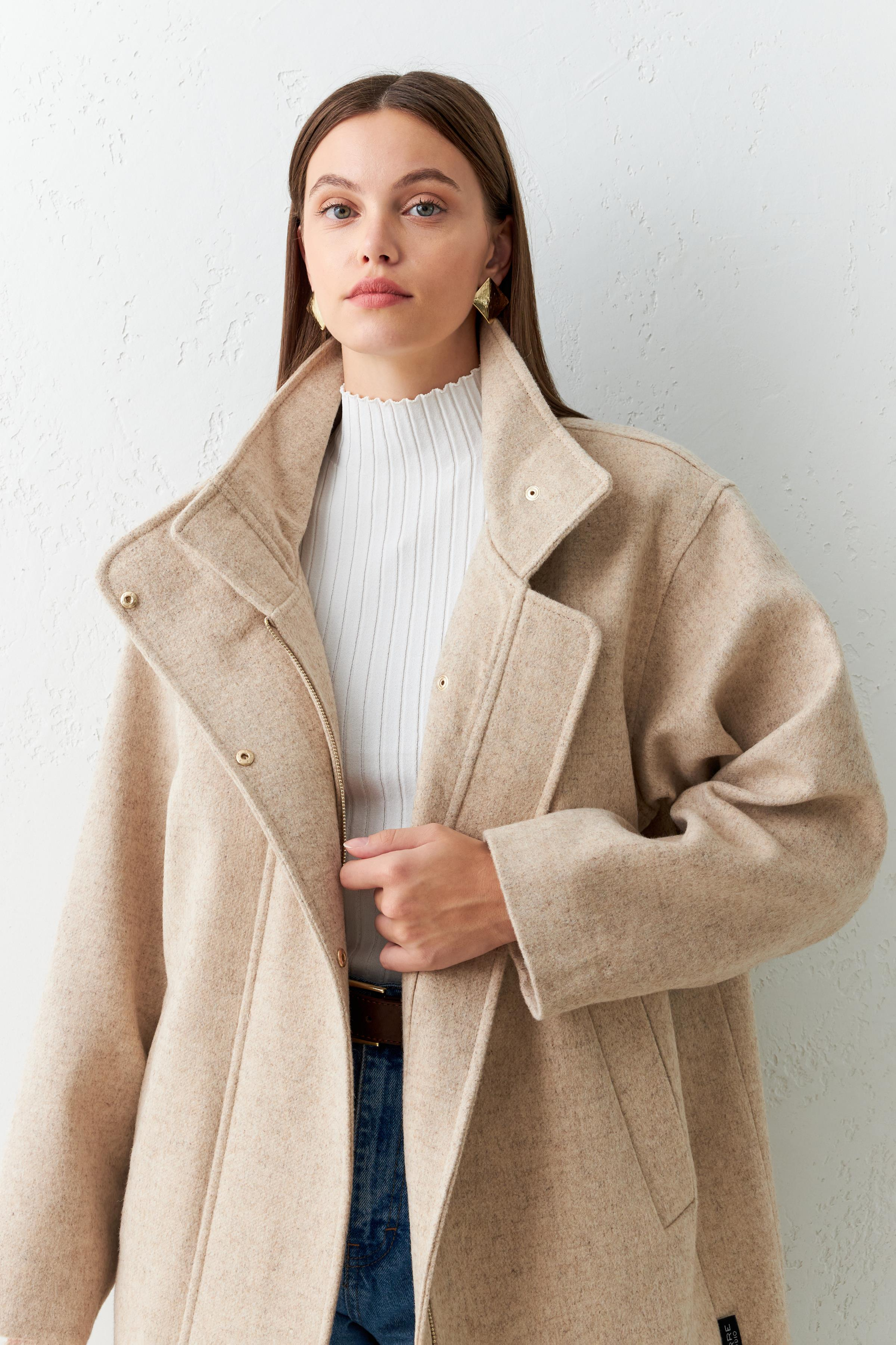 Bej Asimetrik Boyun Detaylı Kaban Kadın Kaban modelleri