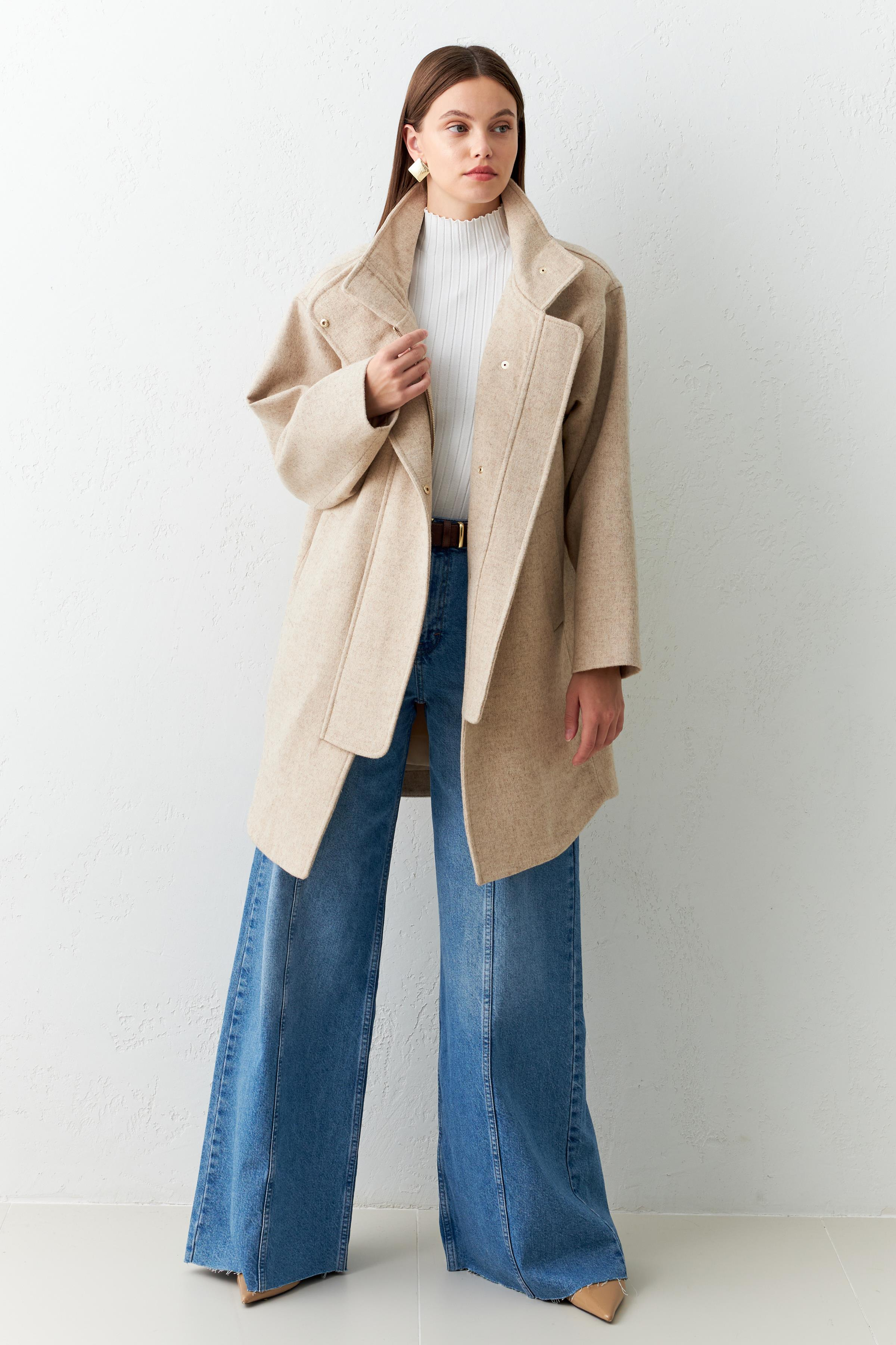 Bej Asimetrik Boyun Detaylı Kaban Kadın Kaban modelleri