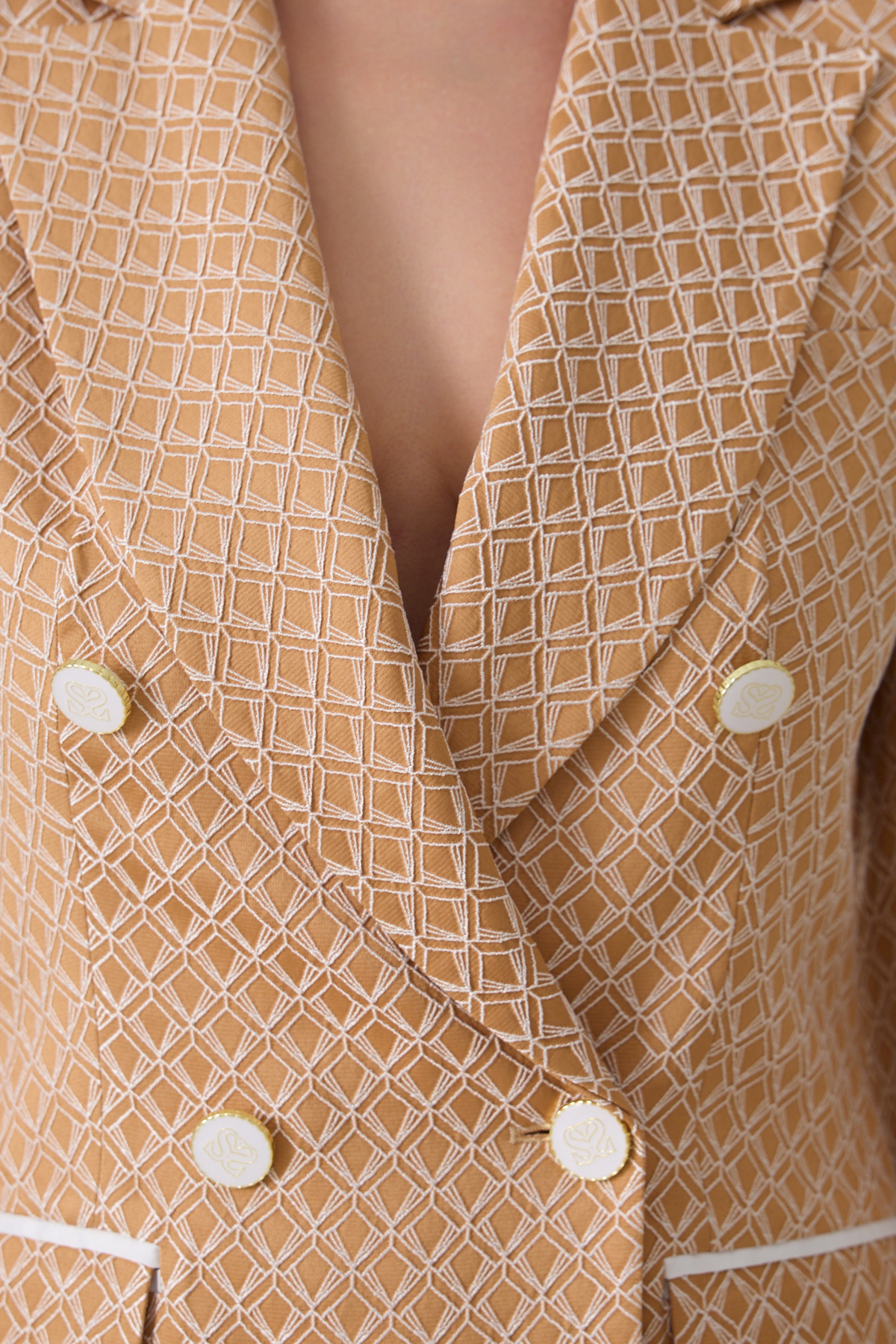 Bej Asimetrik Kapama Düğme Detaylı Ceket, Bel Ve Cep Detaylı Pantolonlu Desenli Takım Kadın Takım Elbise modelleri