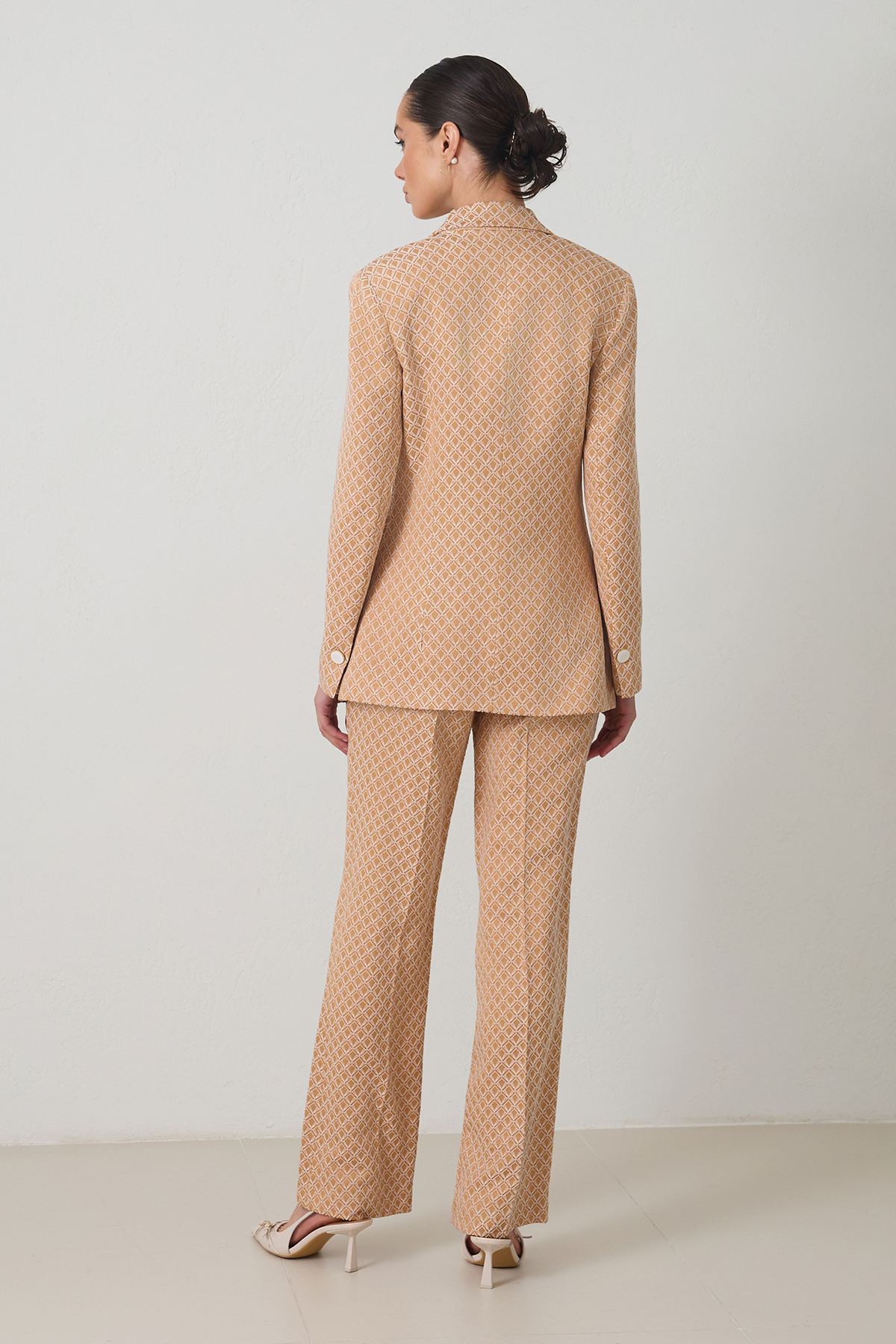 Bej Asimetrik Kapama Düğme Detaylı Ceket, Bel Ve Cep Detaylı Pantolonlu Desenli Takım Kadın Takım Elbise modelleri