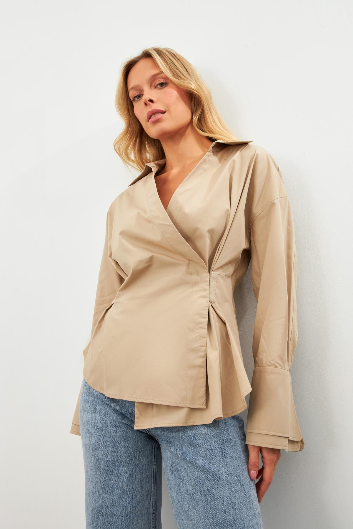 Bej Belden Detaylı Asimetrik Kapamalı Uzun Kollu Gömlek Kadın Gömlek modelleri