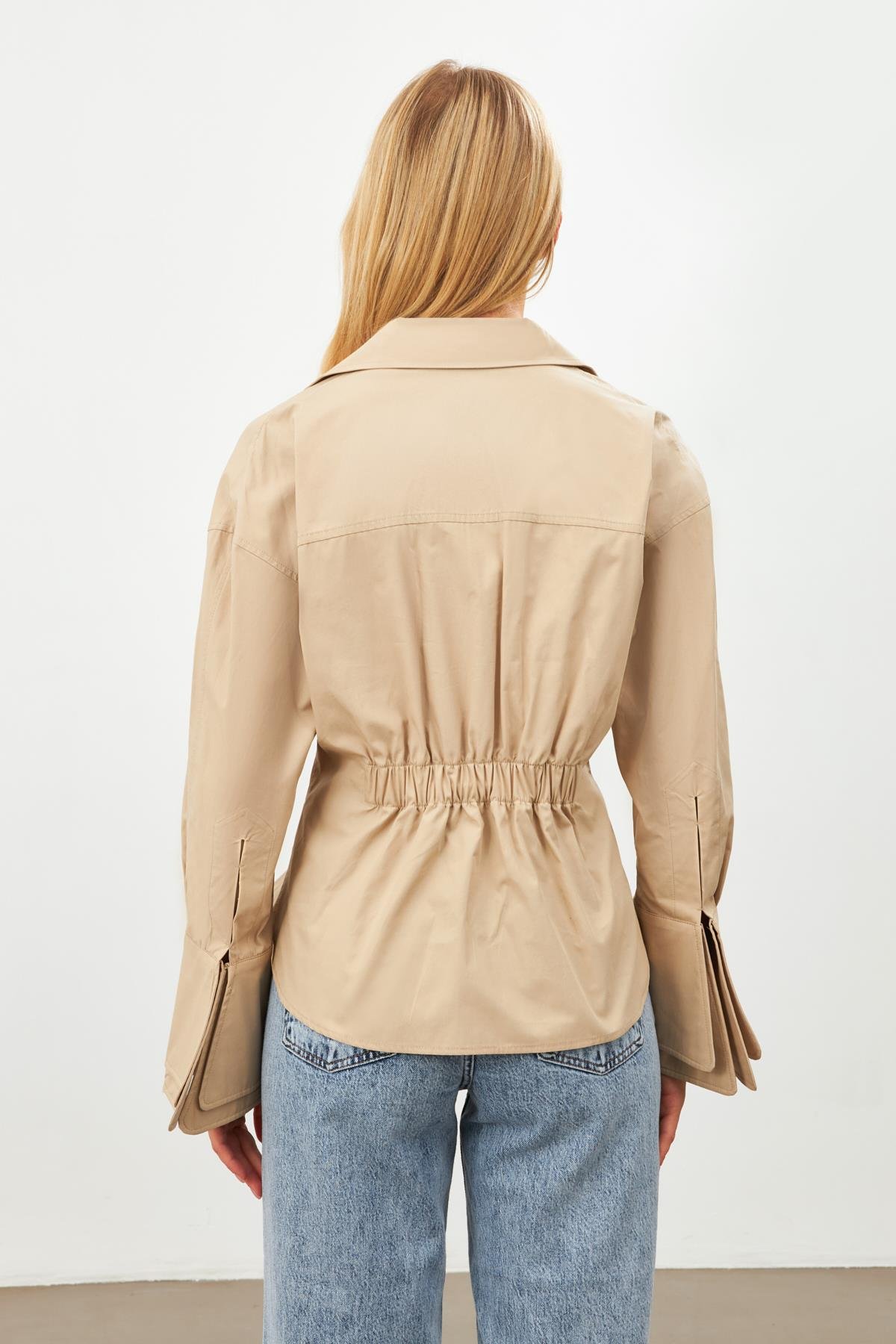 Bej Belden Detaylı Asimetrik Kapamalı Uzun Kollu Gömlek Kadın Gömlek modelleri