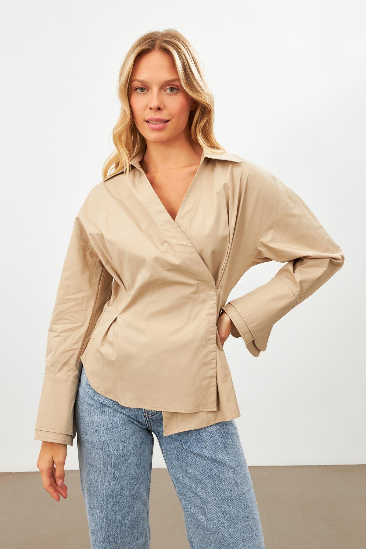 Bej Belden Detaylı Asimetrik Kapamalı Uzun Kollu Gömlek Kadın Gömlek modelleri