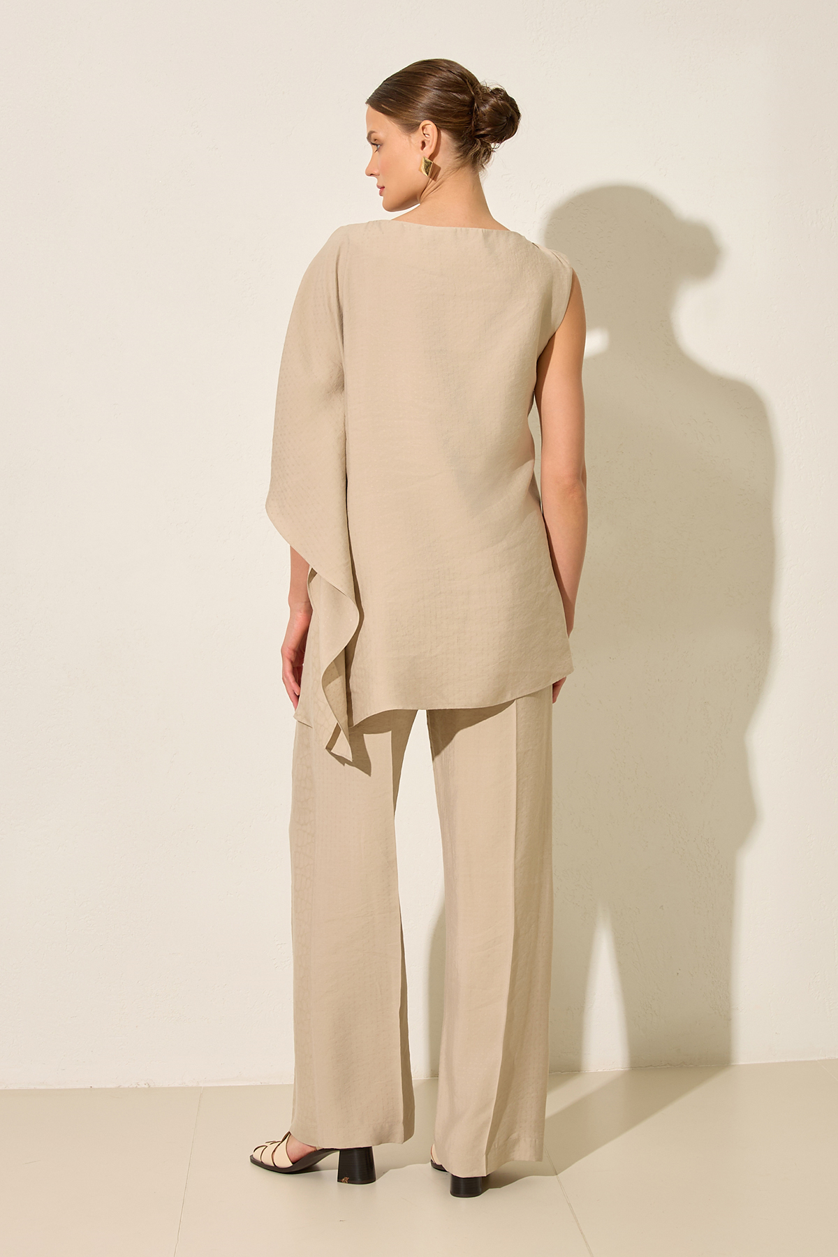 Bej Tek Kol Detaylı Rahat Kesim Bluz Kadın Kategorisiz modelleri