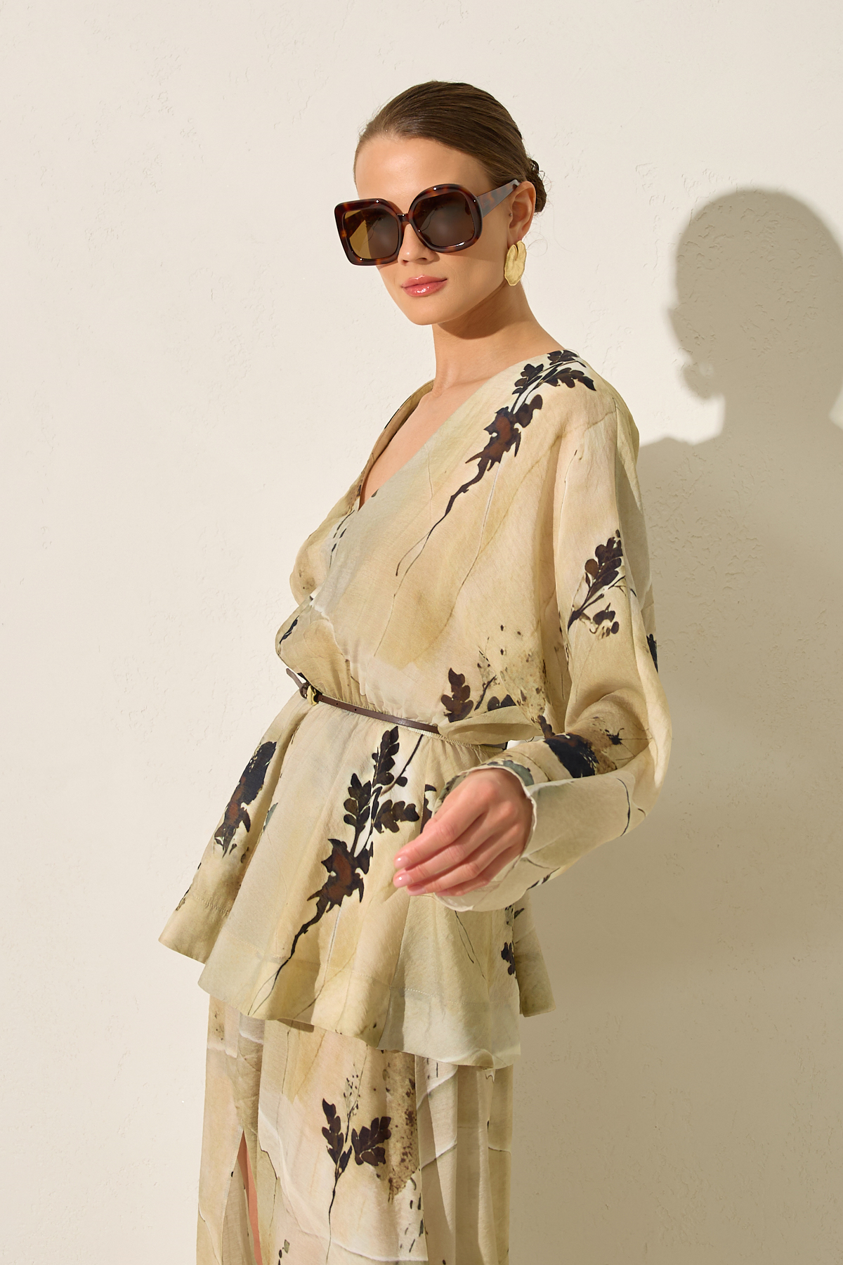 Bej V Yaka Yırtmaç Detaylı Tam Kalıp Rahat Kesim Uzun Kollu Midi Boy Elbise Kadın Kategorisiz modelleri