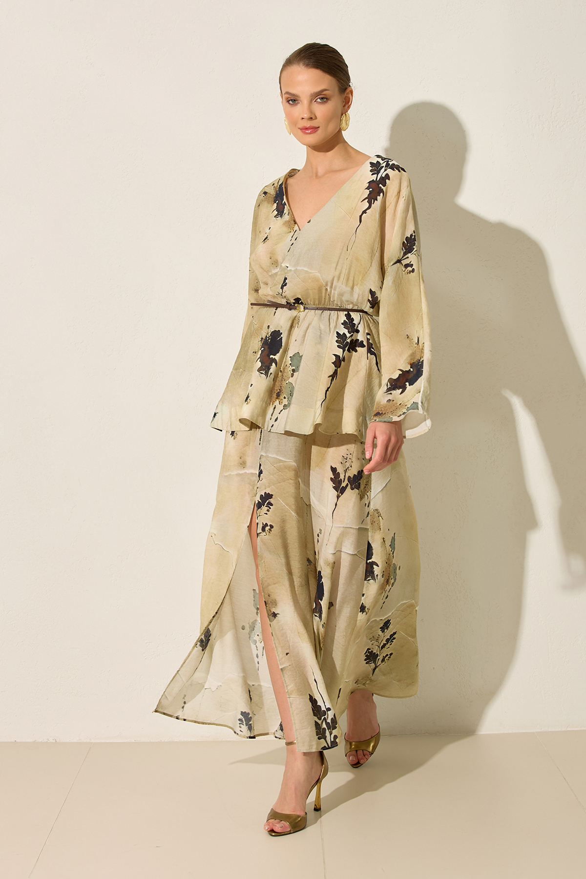 Bej V Yaka Yırtmaç Detaylı Tam Kalıp Rahat Kesim Uzun Kollu Midi Boy Elbise Kadın Kategorisiz modelleri