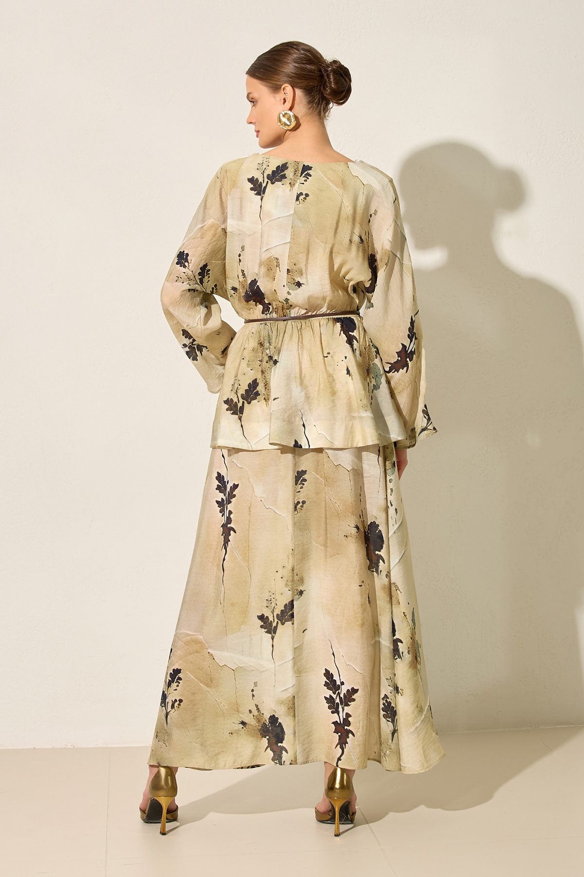 Bej V Yaka Yırtmaç Detaylı Tam Kalıp Rahat Kesim Uzun Kollu Midi Boy Elbise Kadın Kategorisiz modelleri