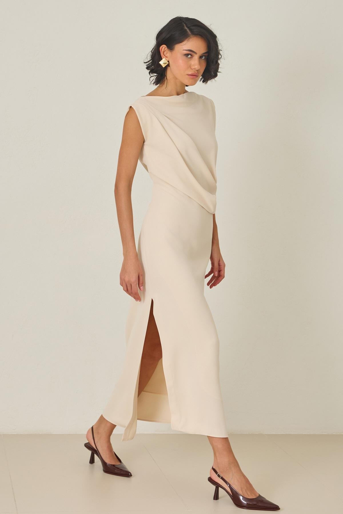 Bej Yaka Detaylı Asimetrik Kesim Elbise Kadın Günlük Elbise modelleri