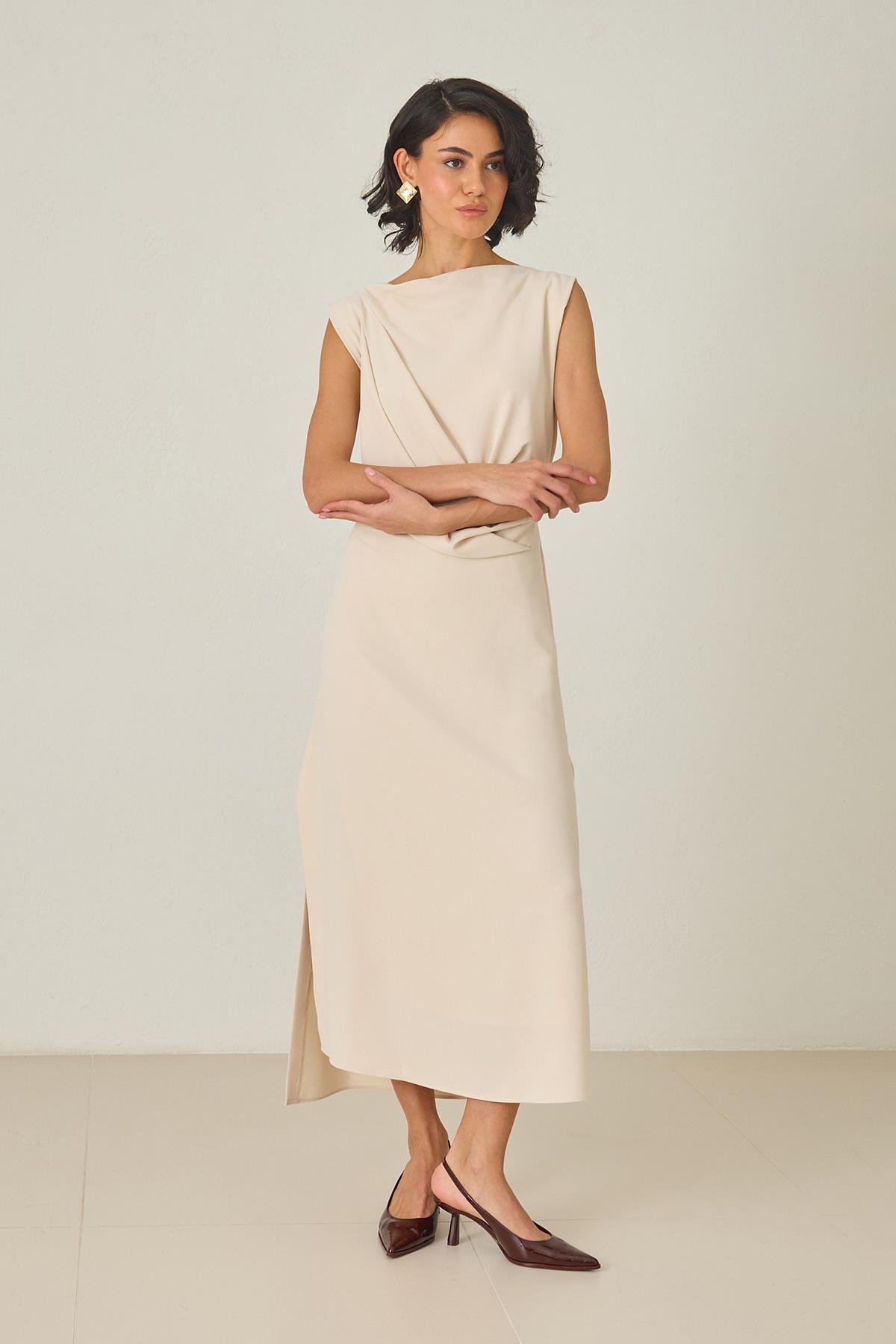 Bej Yaka Detaylı Asimetrik Kesim Elbise Kadın Günlük Elbise modelleri