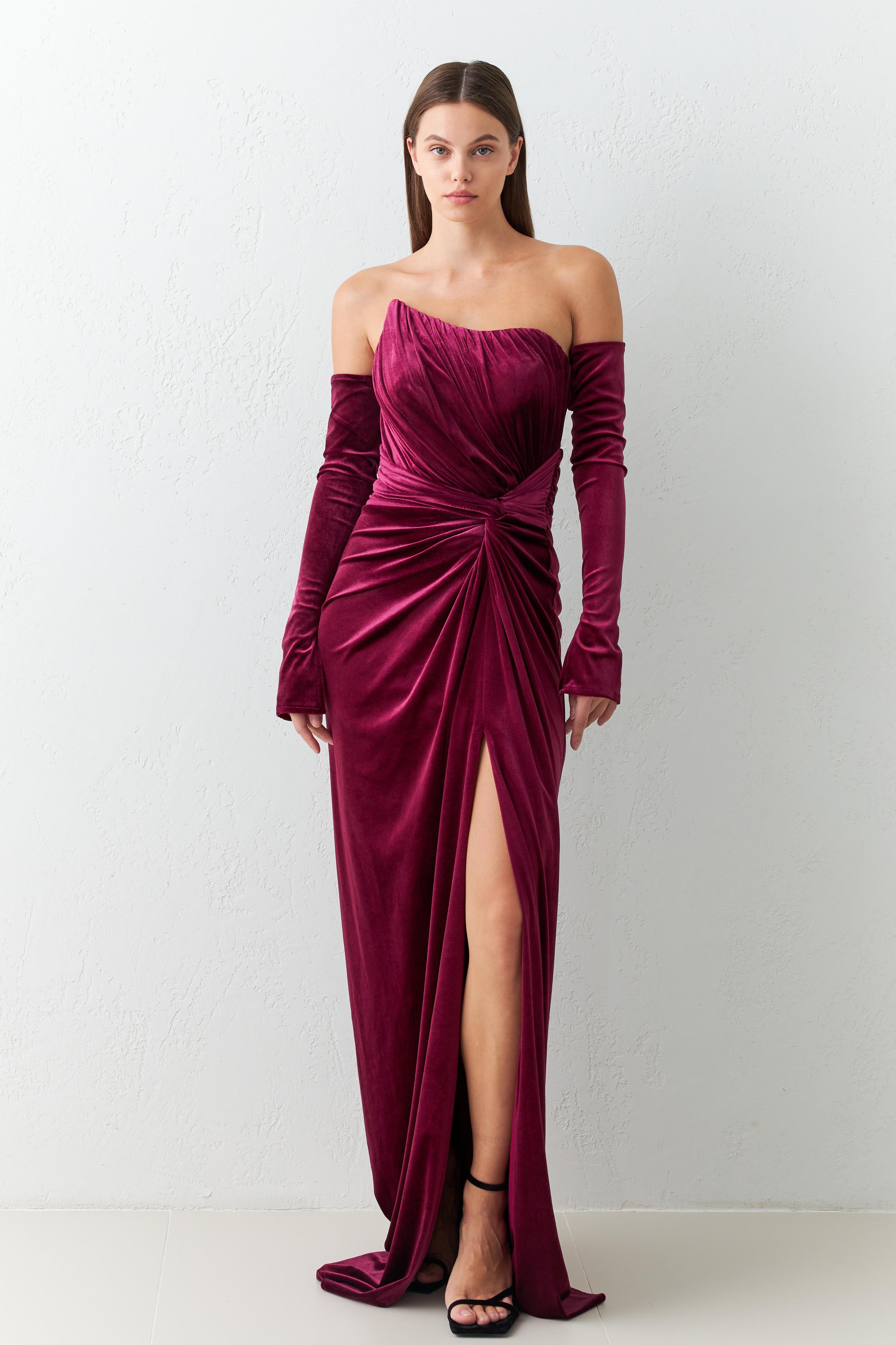 Bordo Straplez Asimetrik Yaka Kol Ve Yırtmaç Detaylı Tam Kalıp Midi Boy Elbise Kadın Kategorisiz modelleri