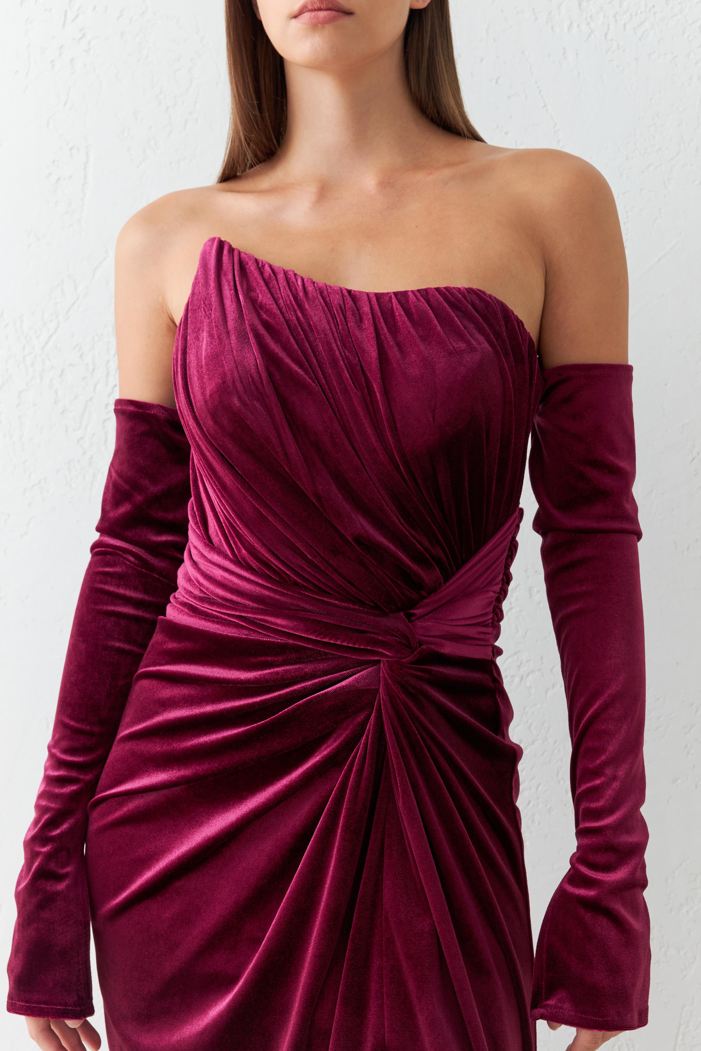 Bordo Straplez Asimetrik Yaka Kol Ve Yırtmaç Detaylı Tam Kalıp Midi Boy Elbise Kadın Kategorisiz modelleri