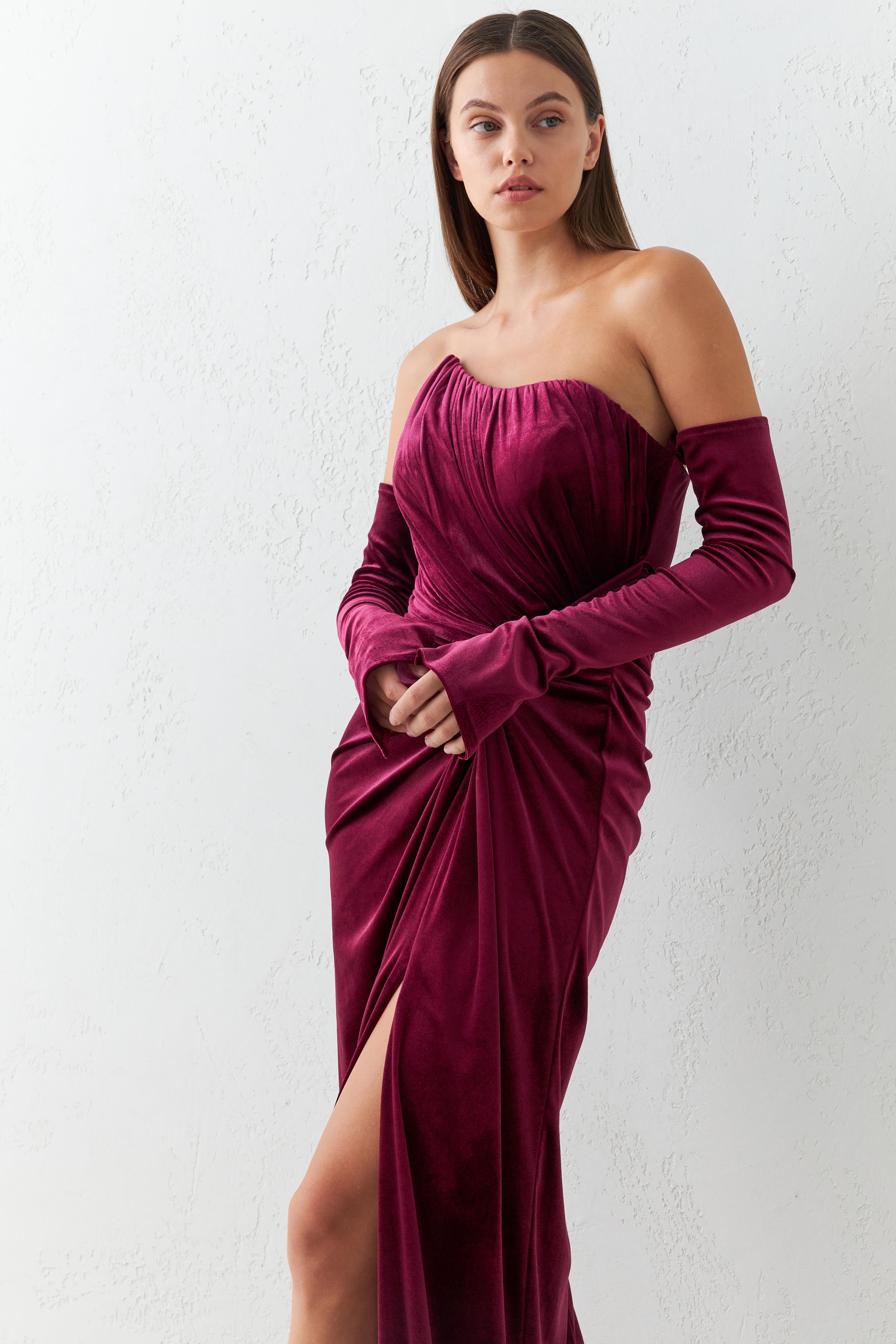 Bordo Straplez Asimetrik Yaka Kol Ve Yırtmaç Detaylı Tam Kalıp Midi Boy Elbise Kadın Kategorisiz modelleri