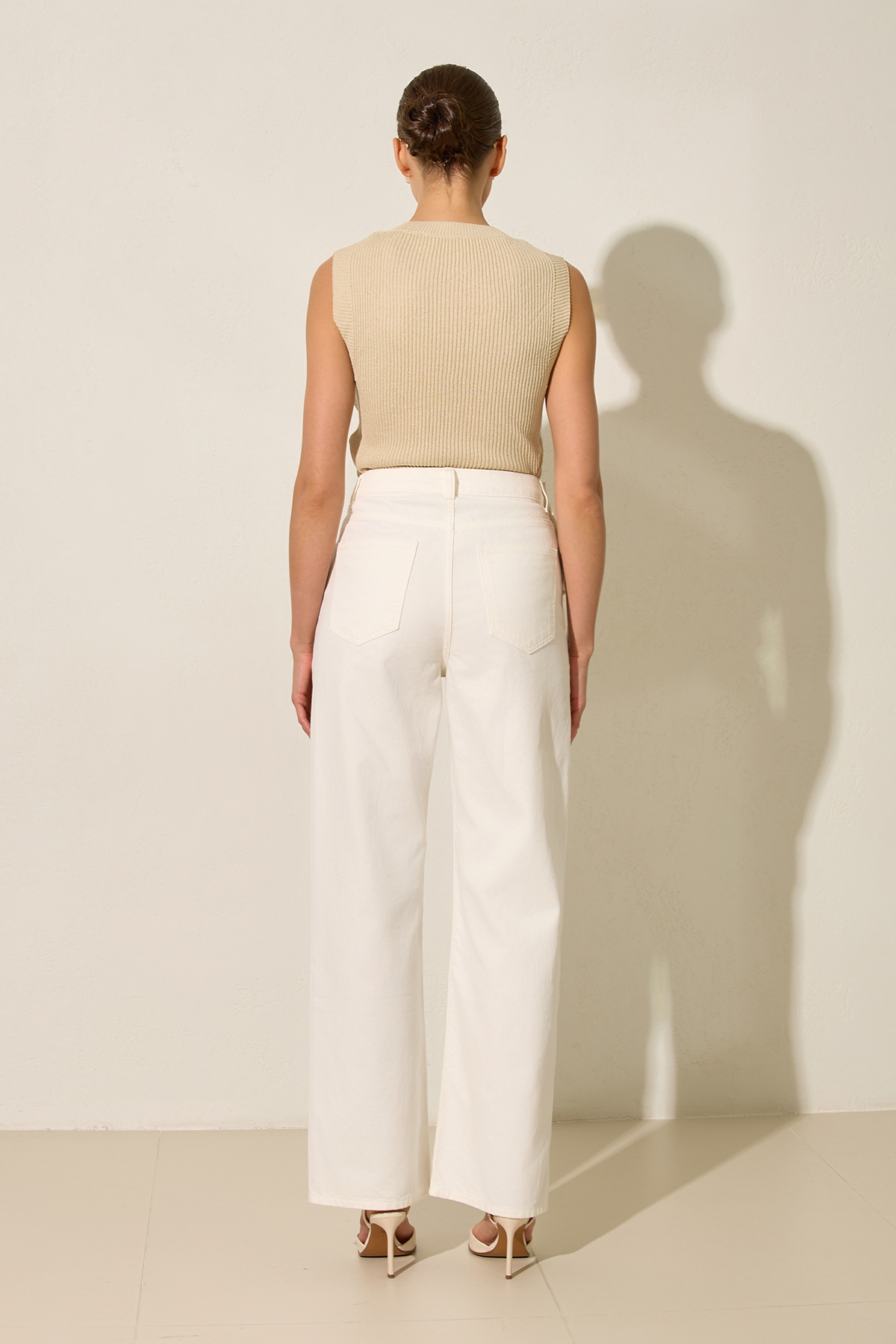 Ekru %100 Pamuklu Asimetrik Bel Detaylı Rahat Kesim Kot Pantolon Kadın Kategorisiz modelleri