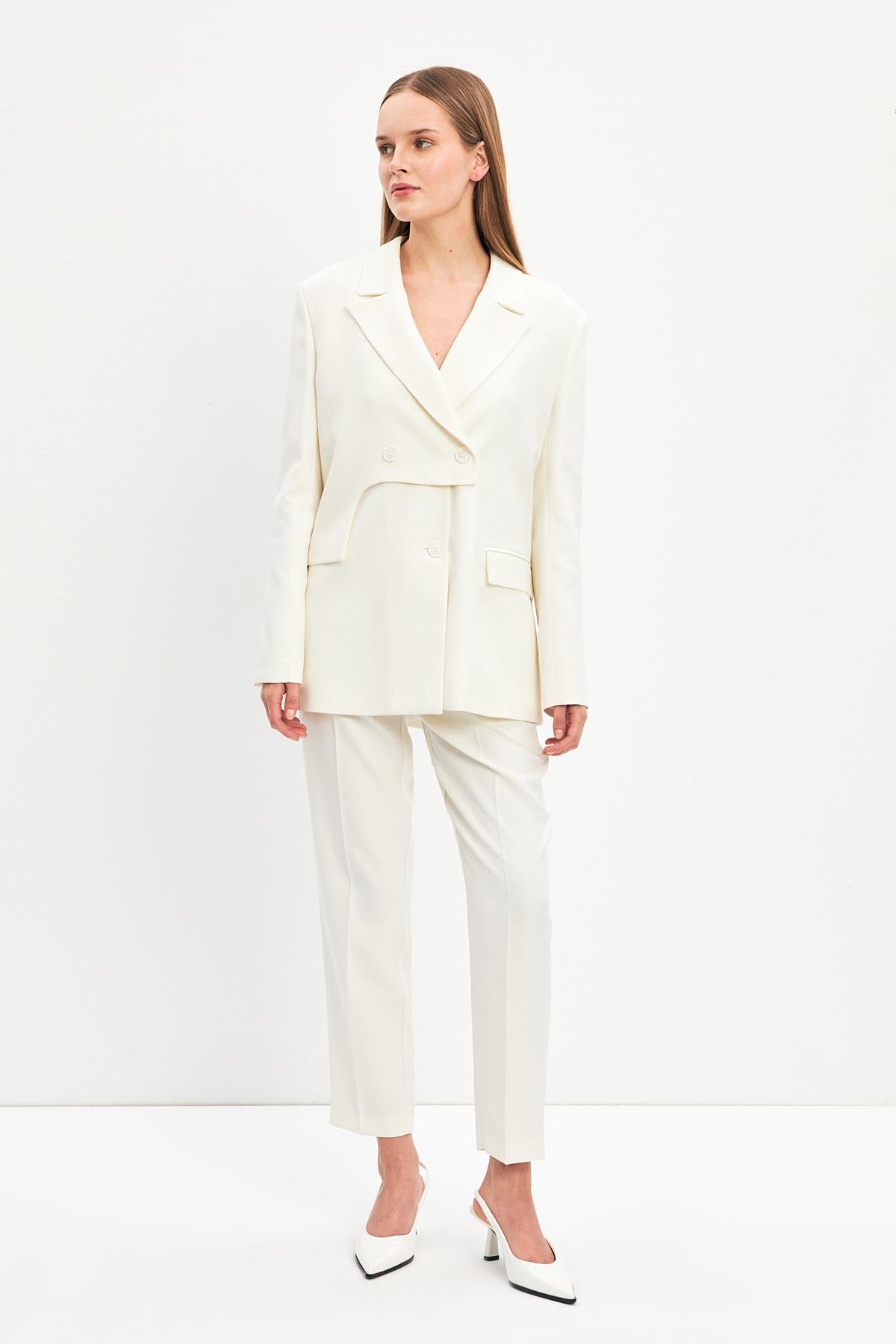 Ekru Asimetrik Kapama Cep Ve Düğme Detaylı Ceket Kadın Kategorisiz modelleri