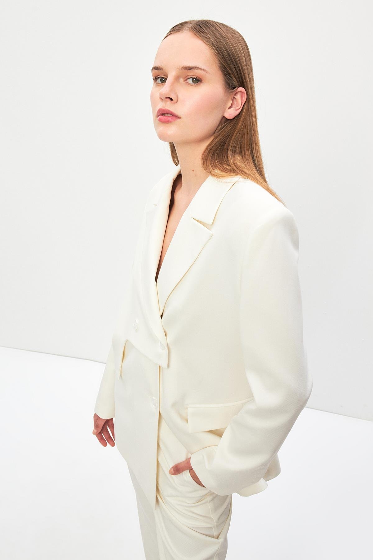 Ekru Asimetrik Kapama Cep Ve Düğme Detaylı Ceket Kadın Kategorisiz modelleri