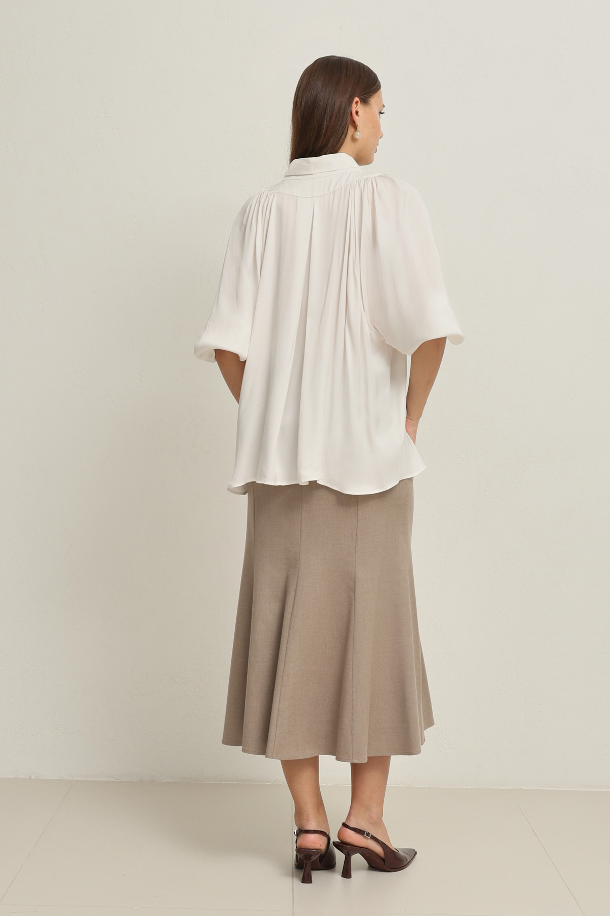 Ekru  Boyun Ve Yaka Detaylı Rahat Kesim Gömlek Kadın Gömlek modelleri