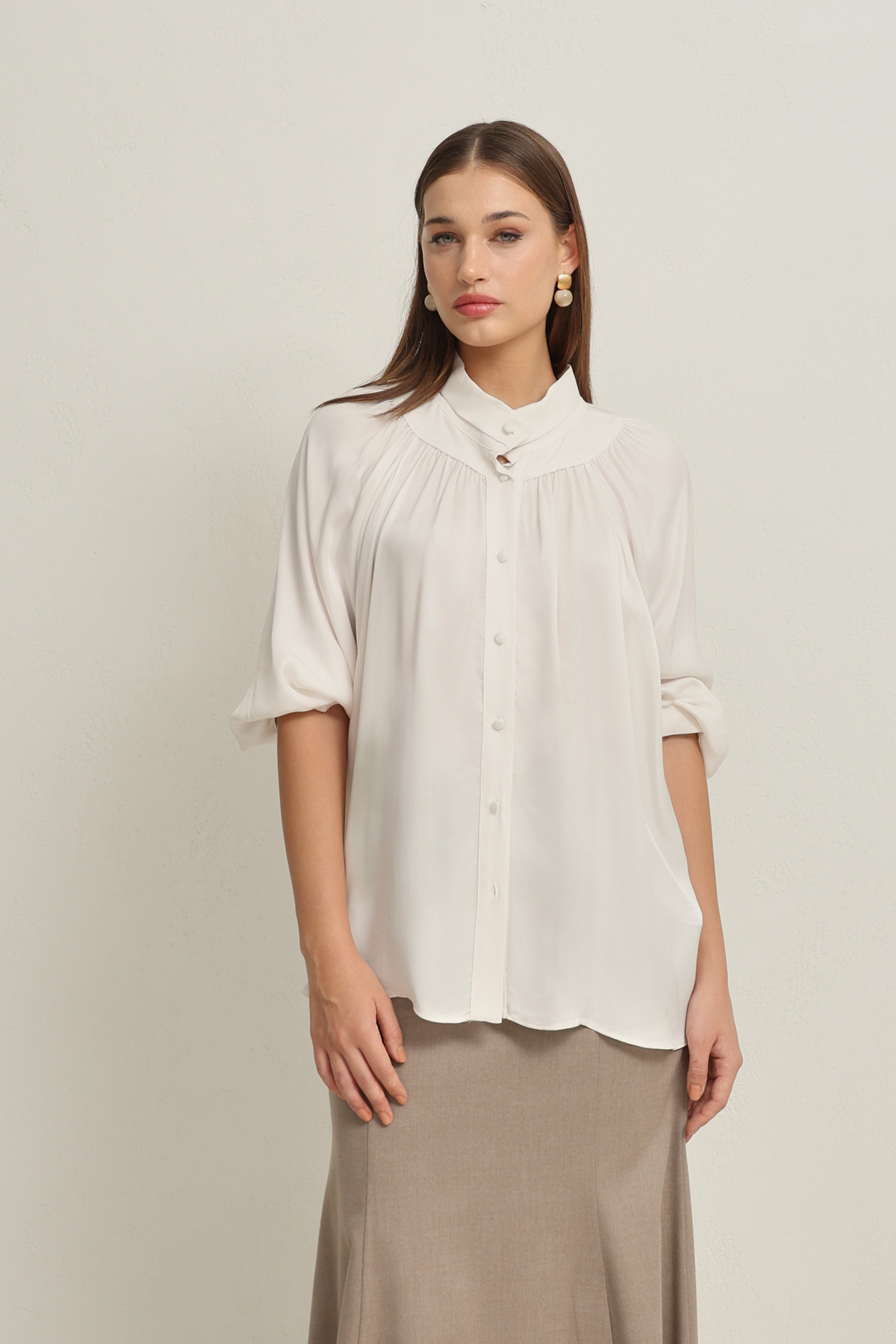 Ekru  Boyun Ve Yaka Detaylı Rahat Kesim Gömlek Kadın Gömlek modelleri