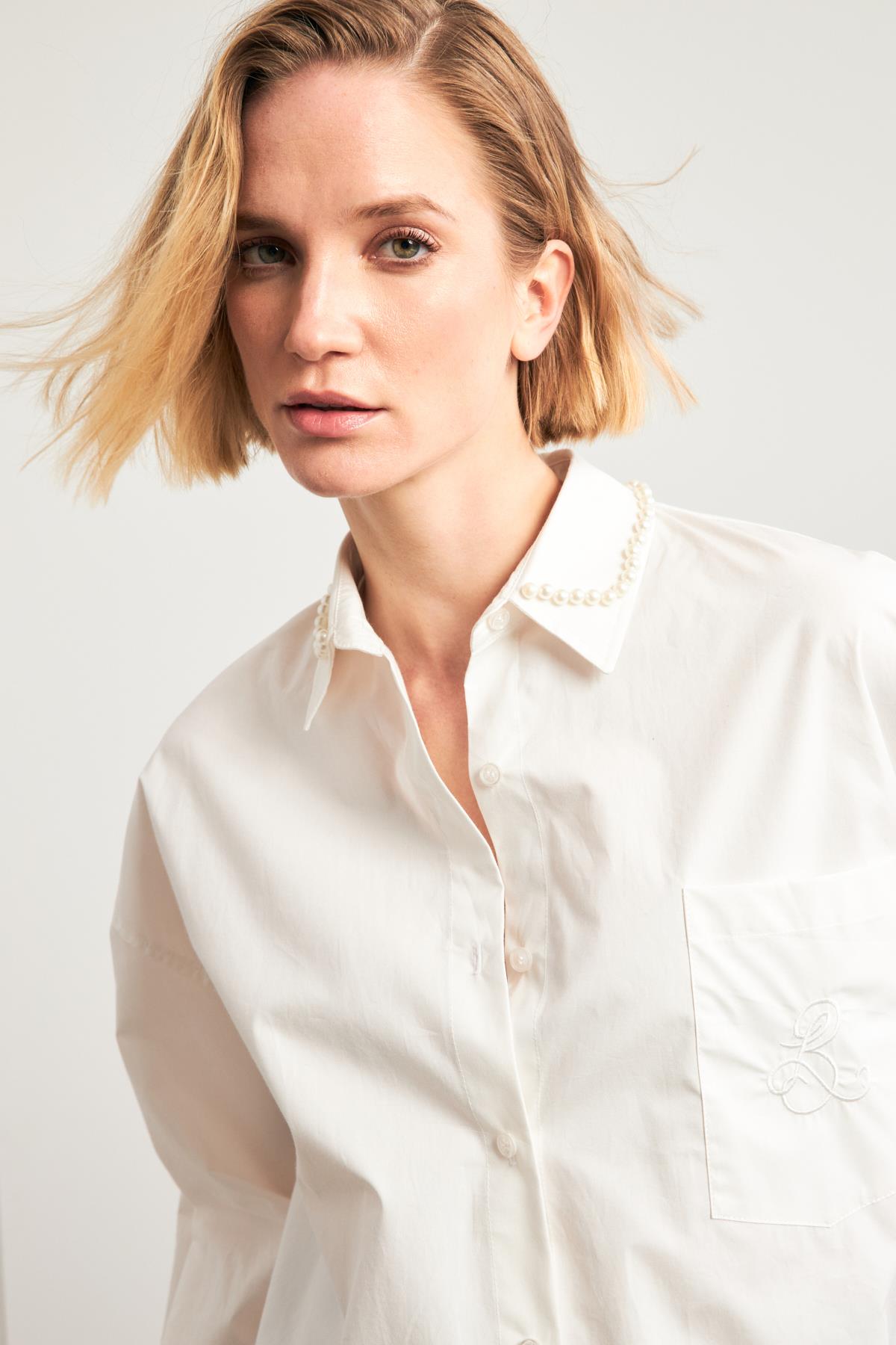 Ekru Cepte Baskı Detaylı Ve Yakada İncili Uzun Kollu Gömlek Kadın Gömlek modelleri