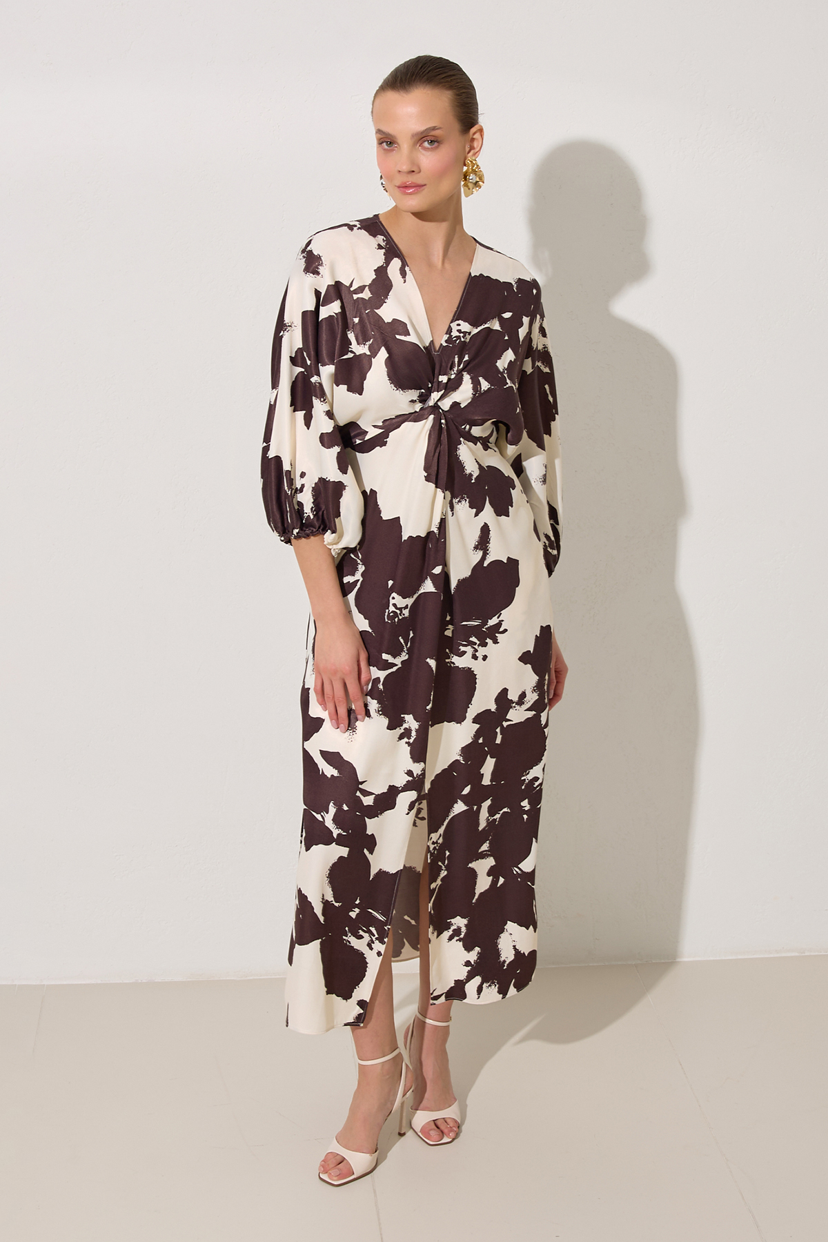 Ekru-Kahve Yaka Detaylı Rahat Kesim Desenli Elbise Kadın Günlük Elbise modelleri