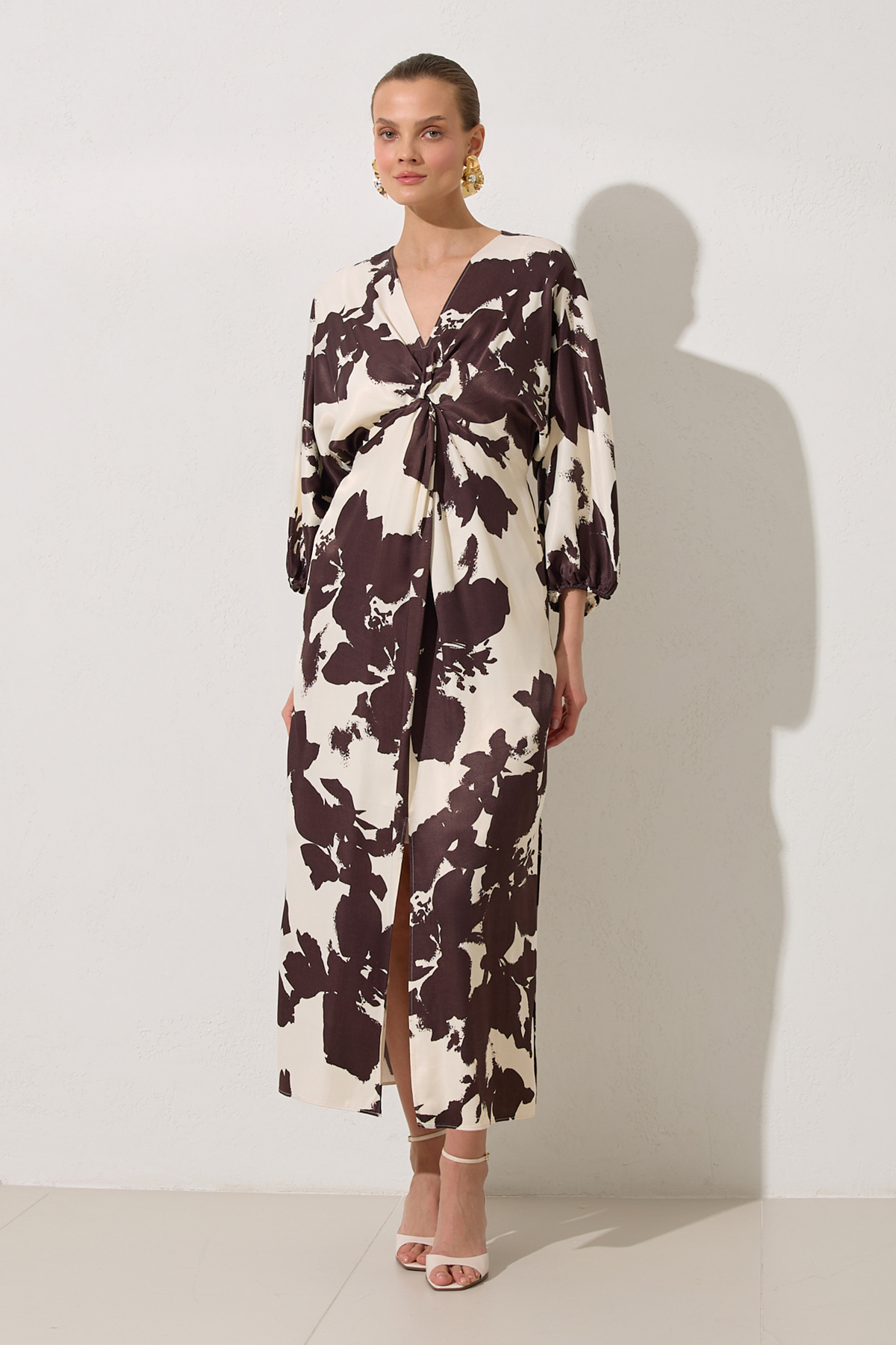 Ekru-Kahve Yaka Detaylı Rahat Kesim Desenli Elbise Kadın Günlük Elbise modelleri