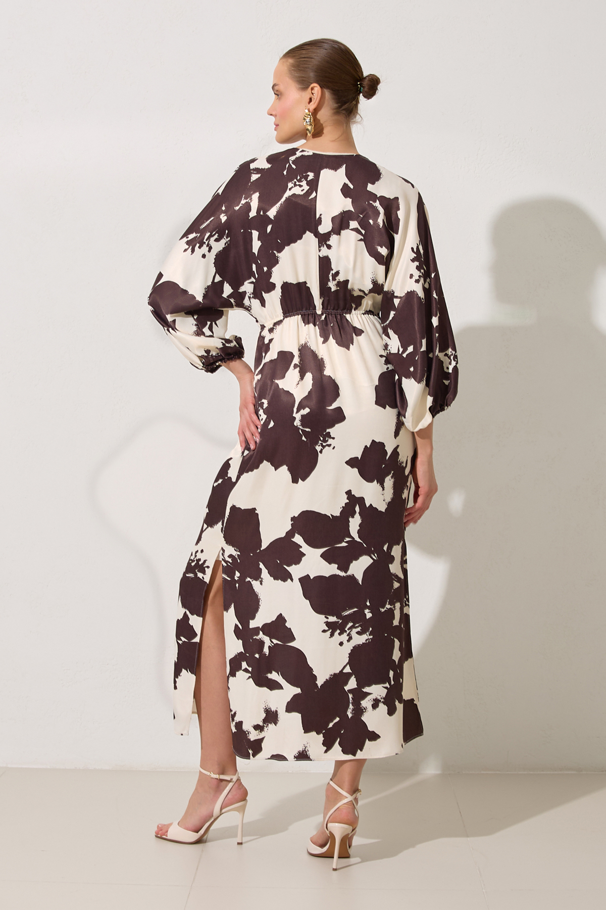 Ekru-Kahve Yaka Detaylı Rahat Kesim Desenli Elbise Kadın Günlük Elbise modelleri