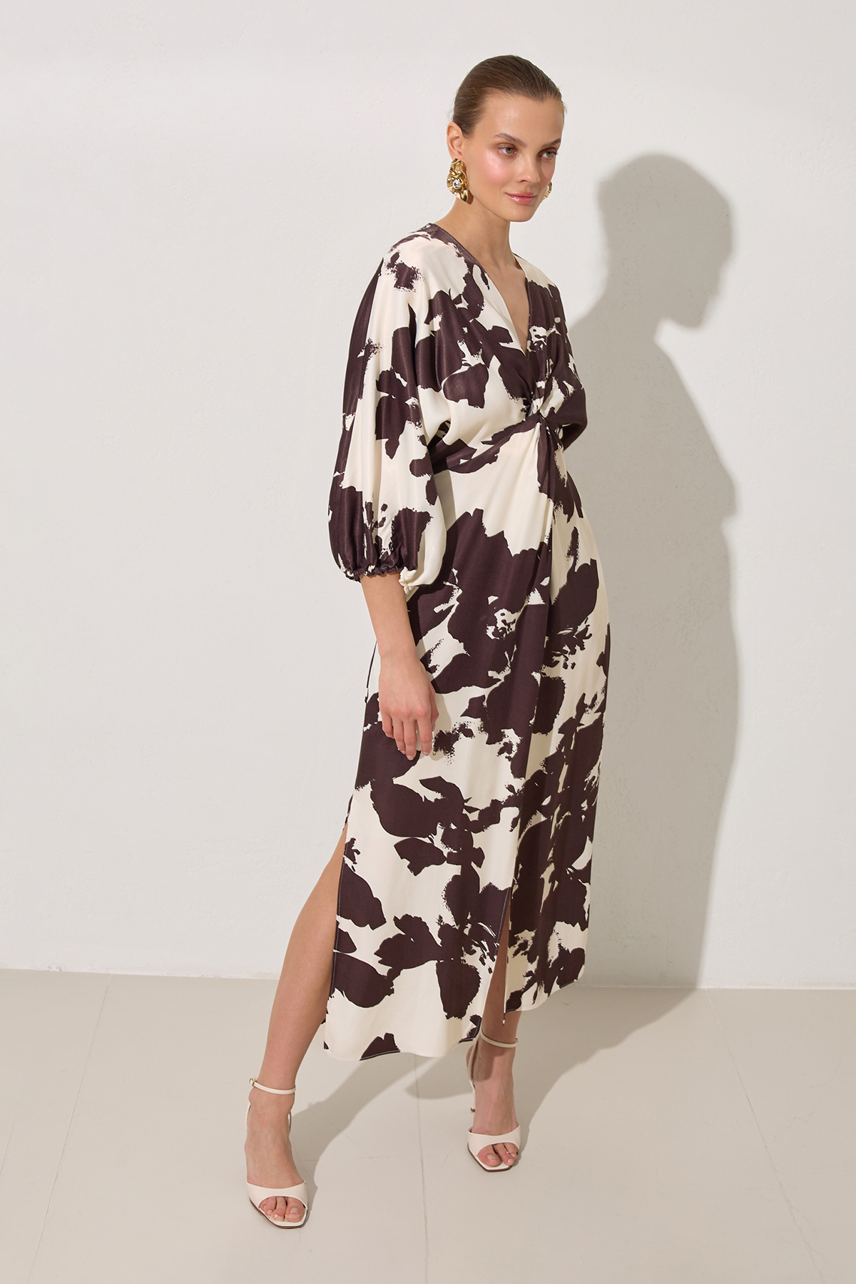 Ekru-Kahve Yaka Detaylı Rahat Kesim Desenli Elbise Kadın Günlük Elbise modelleri