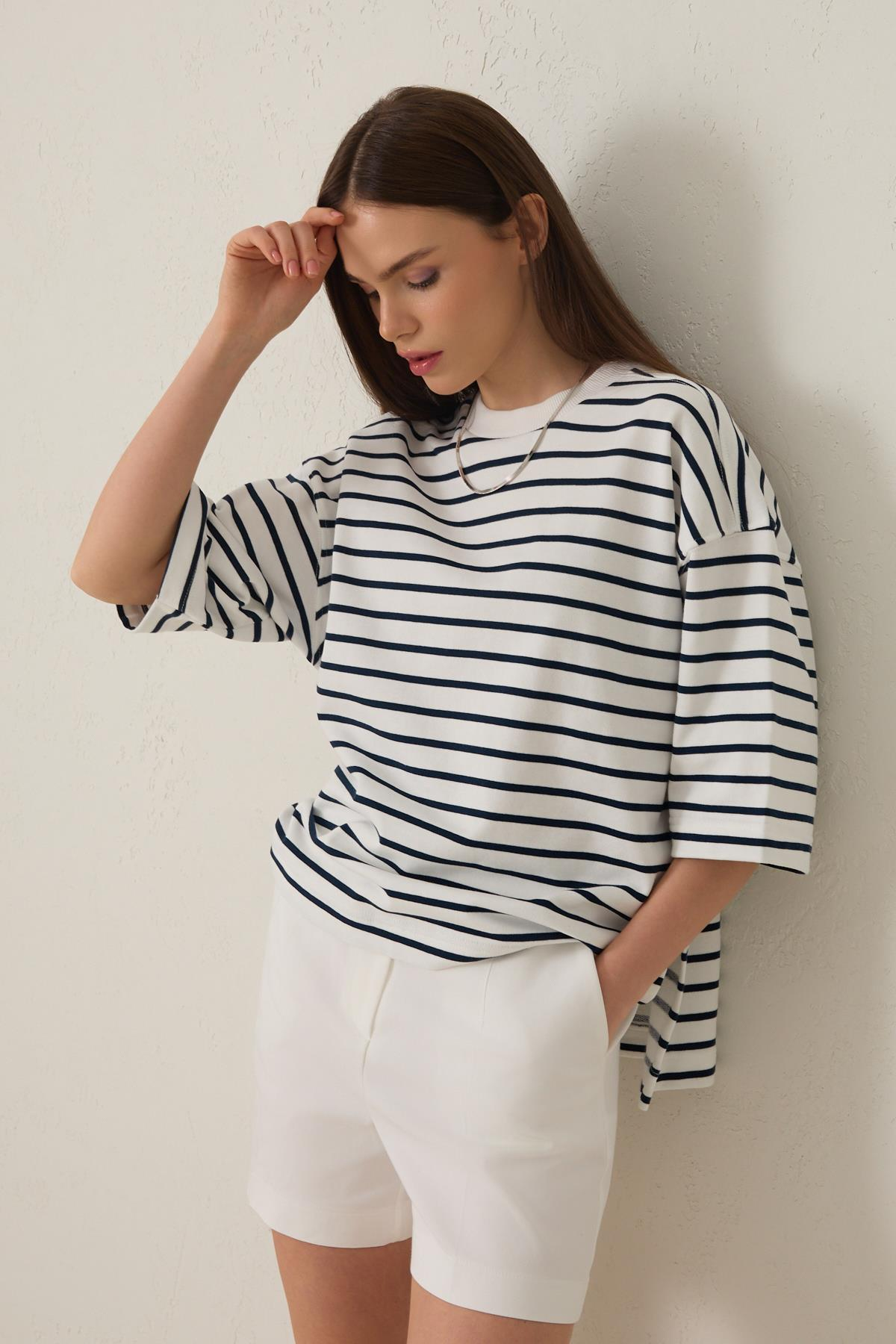 Ekru-Lacivert %100 Pamuk Çizgi Detaylı Kısa Kollu T-Shirt Kadın T-Shirt modelleri