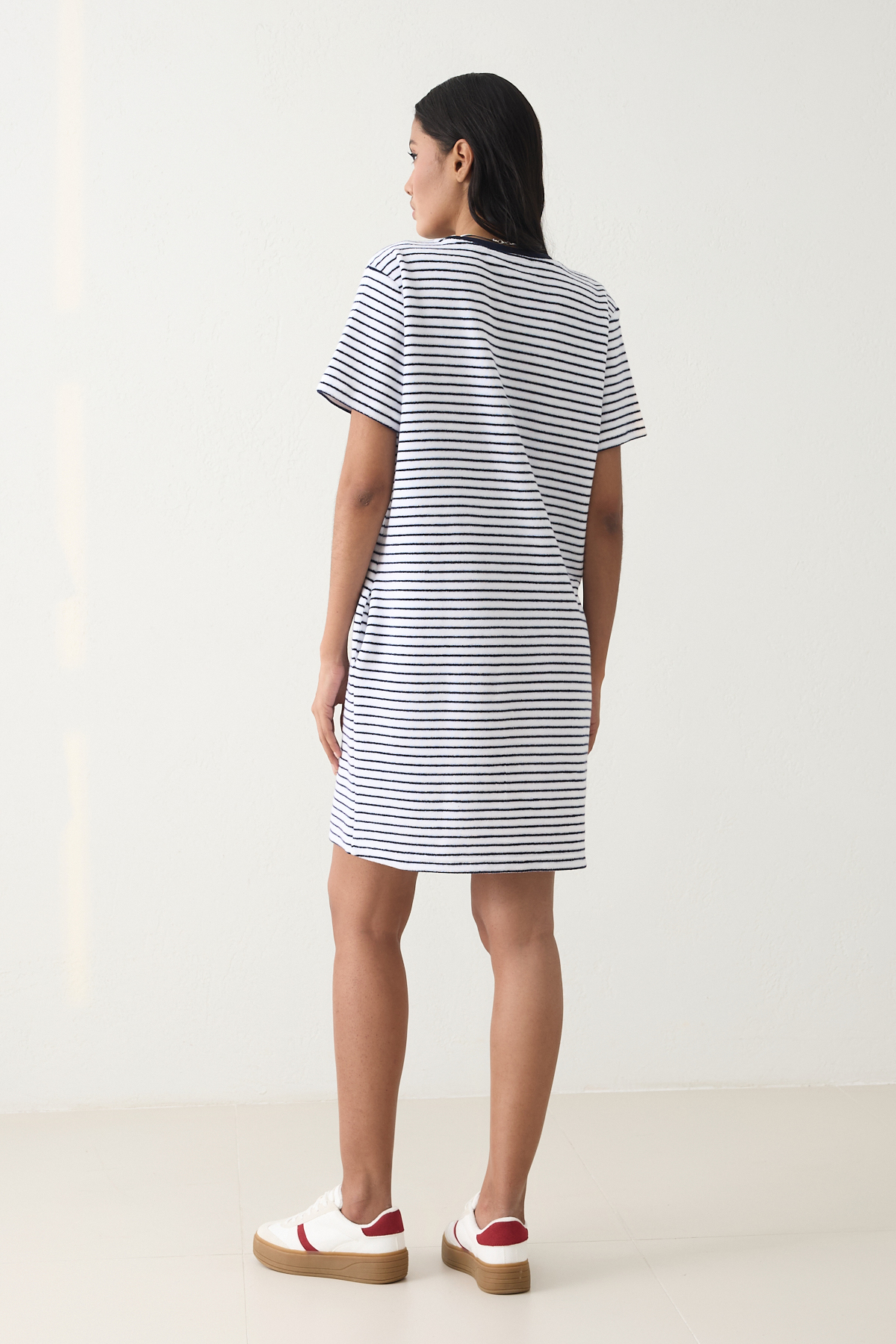 Ekru - Lacivert Yakada Nakış  Ve Havlu Kumaş Detaylı Çizgili Bisiklet Yaka Kısa Kol Elbise Kadın Günlük Elbise modelleri