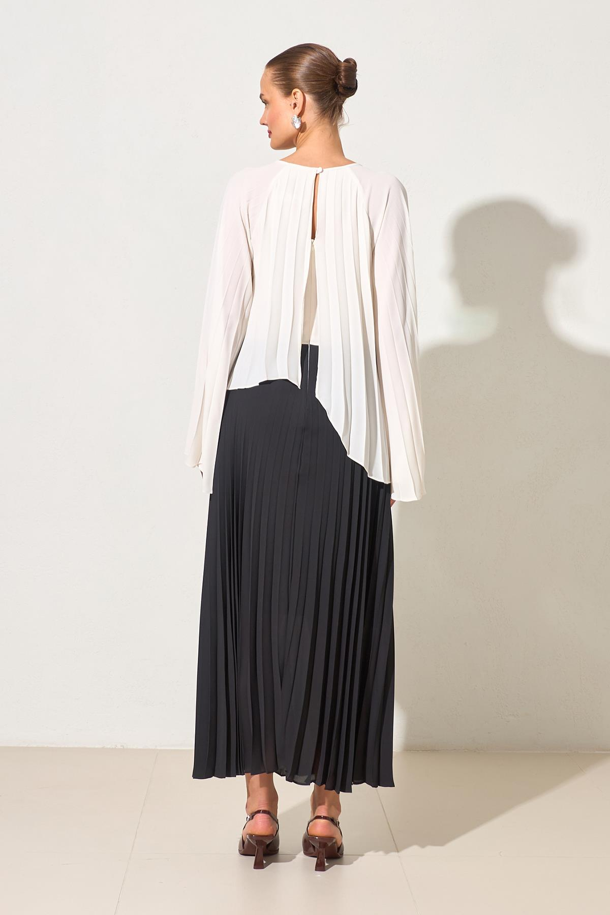 Ekru-Siyah Bisiklet Yaka Plise Detaylı Çift Renkli Midi Boy Elbise Kadın Kategorisiz modelleri