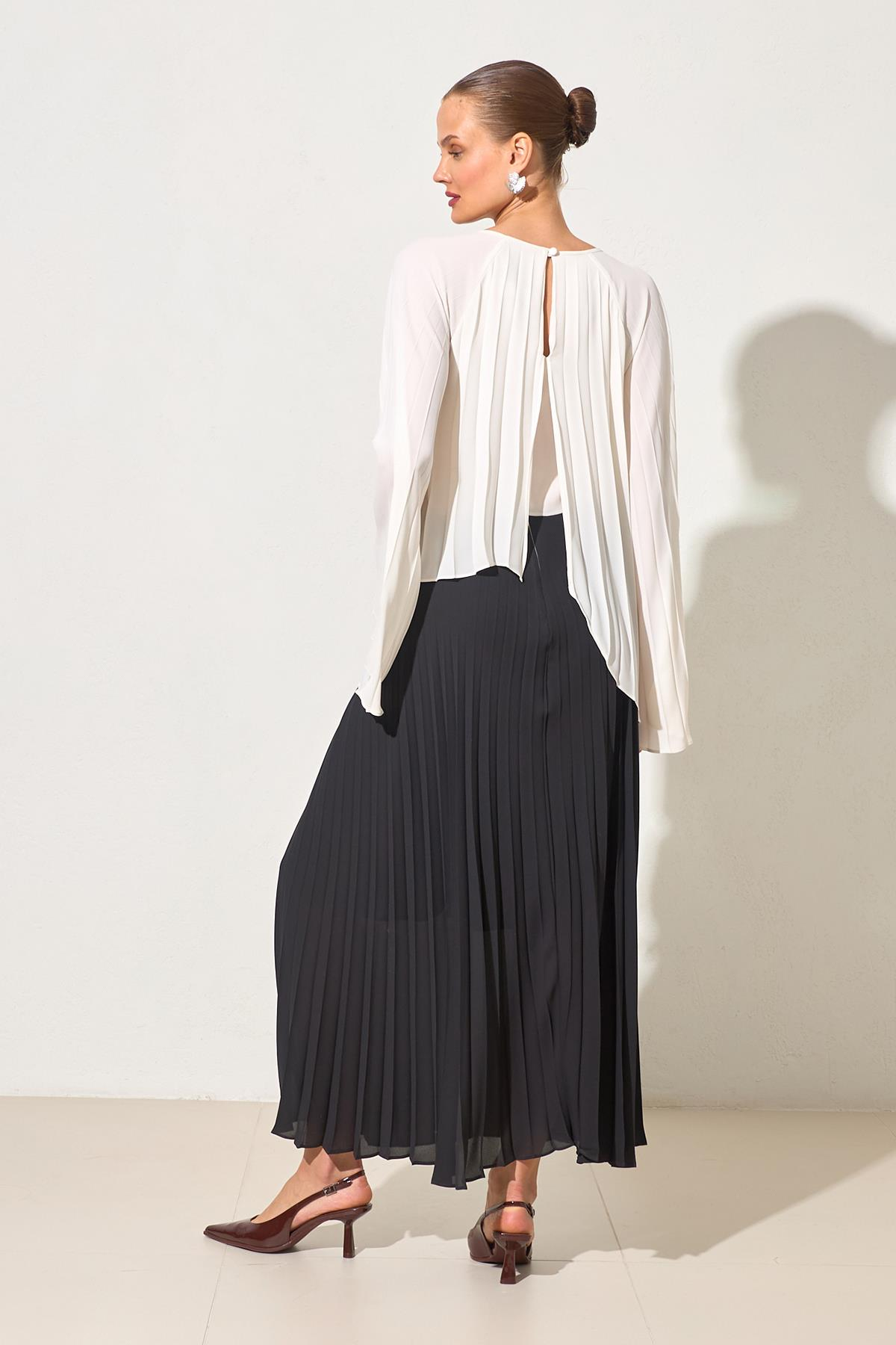 Ekru-Siyah Bisiklet Yaka Plise Detaylı Çift Renkli Midi Boy Elbise Kadın Kategorisiz modelleri