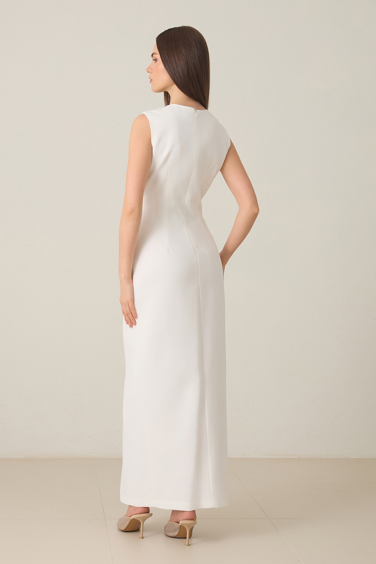 Ekru Vücuda Oturan Tam Kalıp Dekolteli Fiyonk Detaylı Önden Yırtmaçlı Kolsuz Midi Boy Elbise Kadın Günlük Elbise modelleri