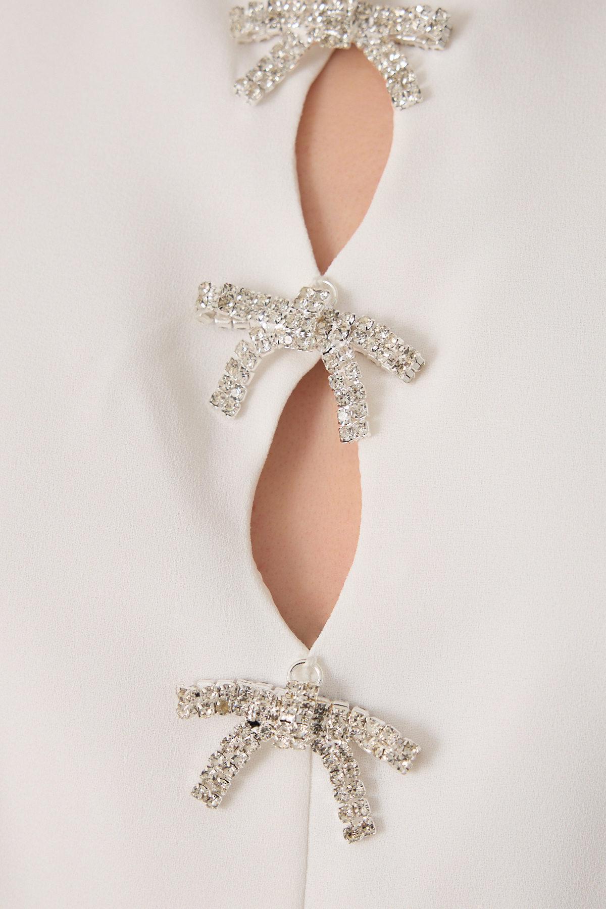 Ekru Vücuda Oturan Tam Kalıp Dekolteli Fiyonk Detaylı Önden Yırtmaçlı Kolsuz Midi Boy Elbise Kadın Günlük Elbise modelleri