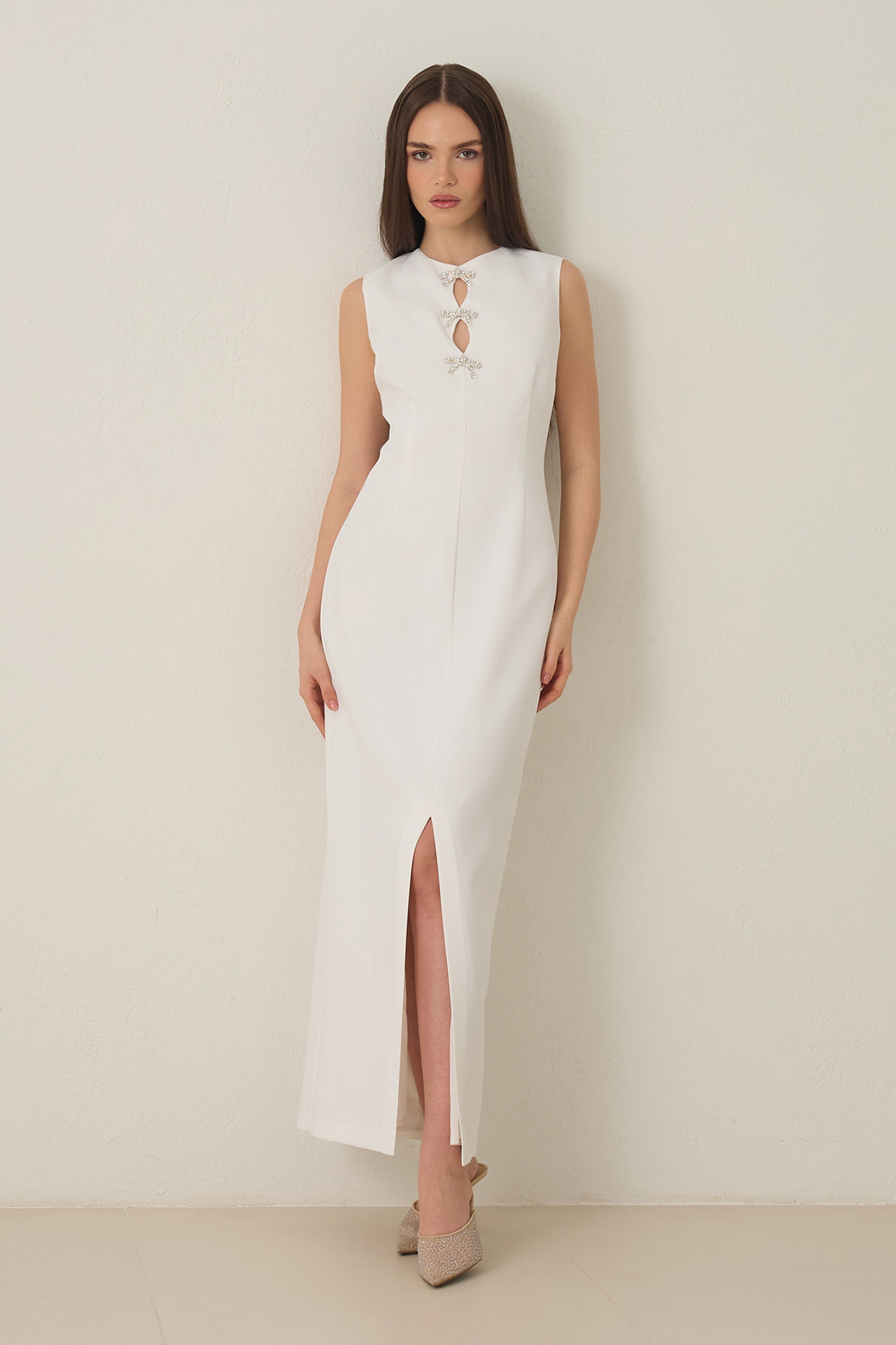 Ekru Vücuda Oturan Tam Kalıp Dekolteli Fiyonk Detaylı Önden Yırtmaçlı Kolsuz Midi Boy Elbise Kadın Günlük Elbise modelleri