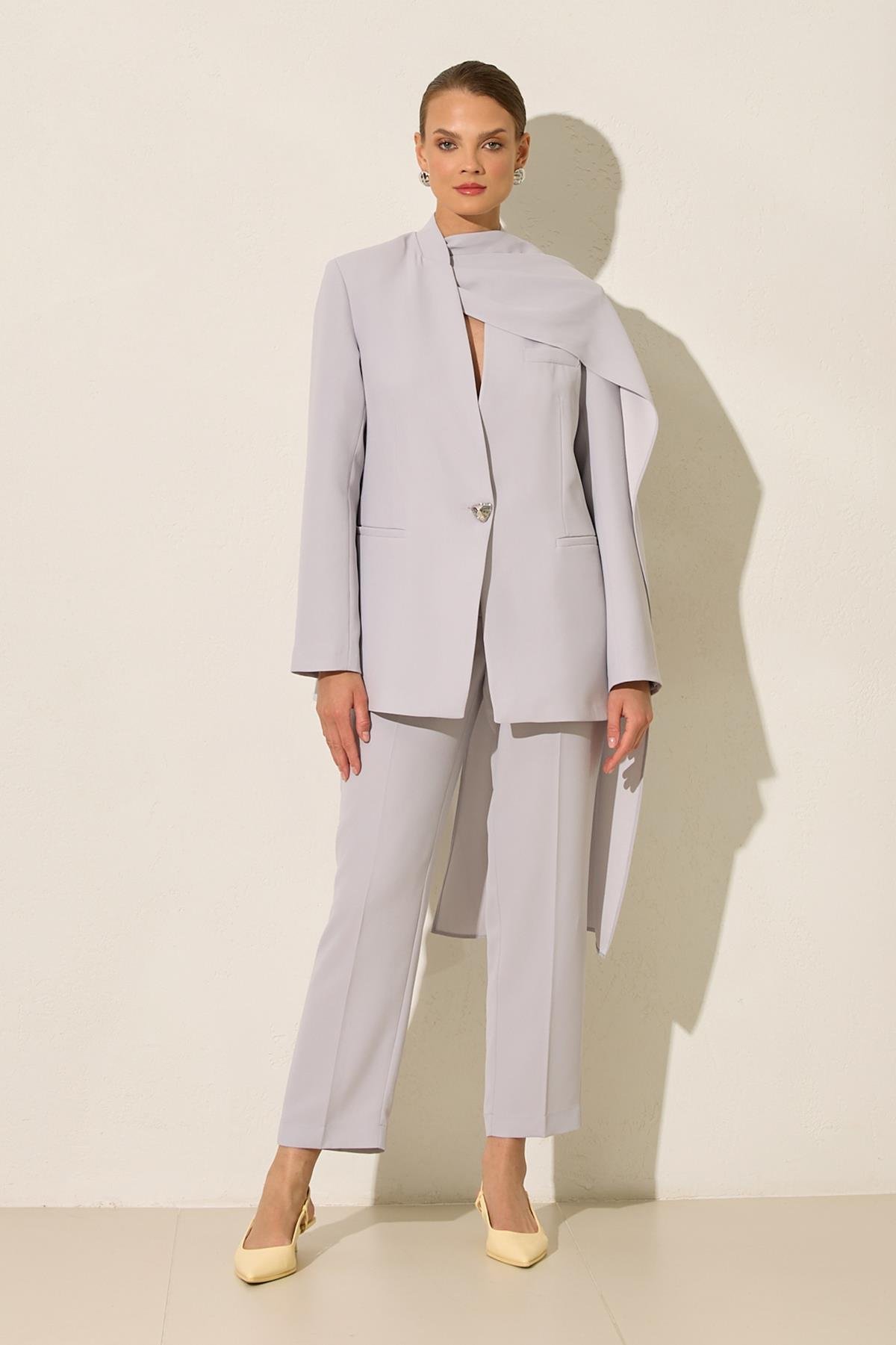 Gri Pelerin Detaylı Kadın Takım Elbise Kadın Kategorisiz modelleri