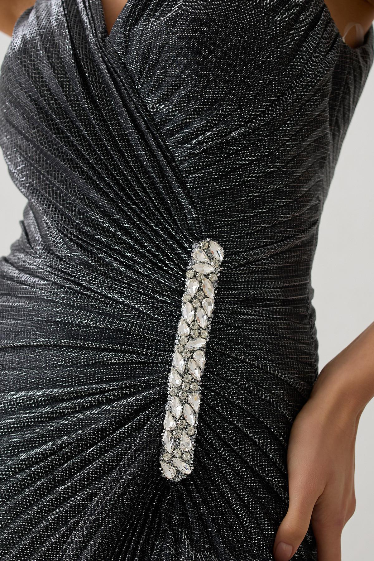 Gümüş Asimetrik Yaka Taş Detaylı Pileli Yırtmaçlı Midi Boy Abiye Elbise Kadın Abiye Elbise modelleri