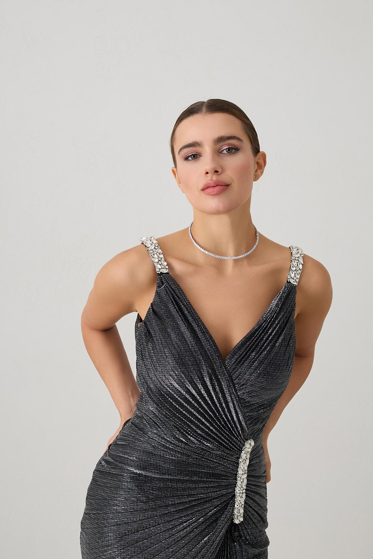 Gümüş Asimetrik Yaka Taş Detaylı Pileli Yırtmaçlı Midi Boy Abiye Elbise Kadın Abiye Elbise modelleri