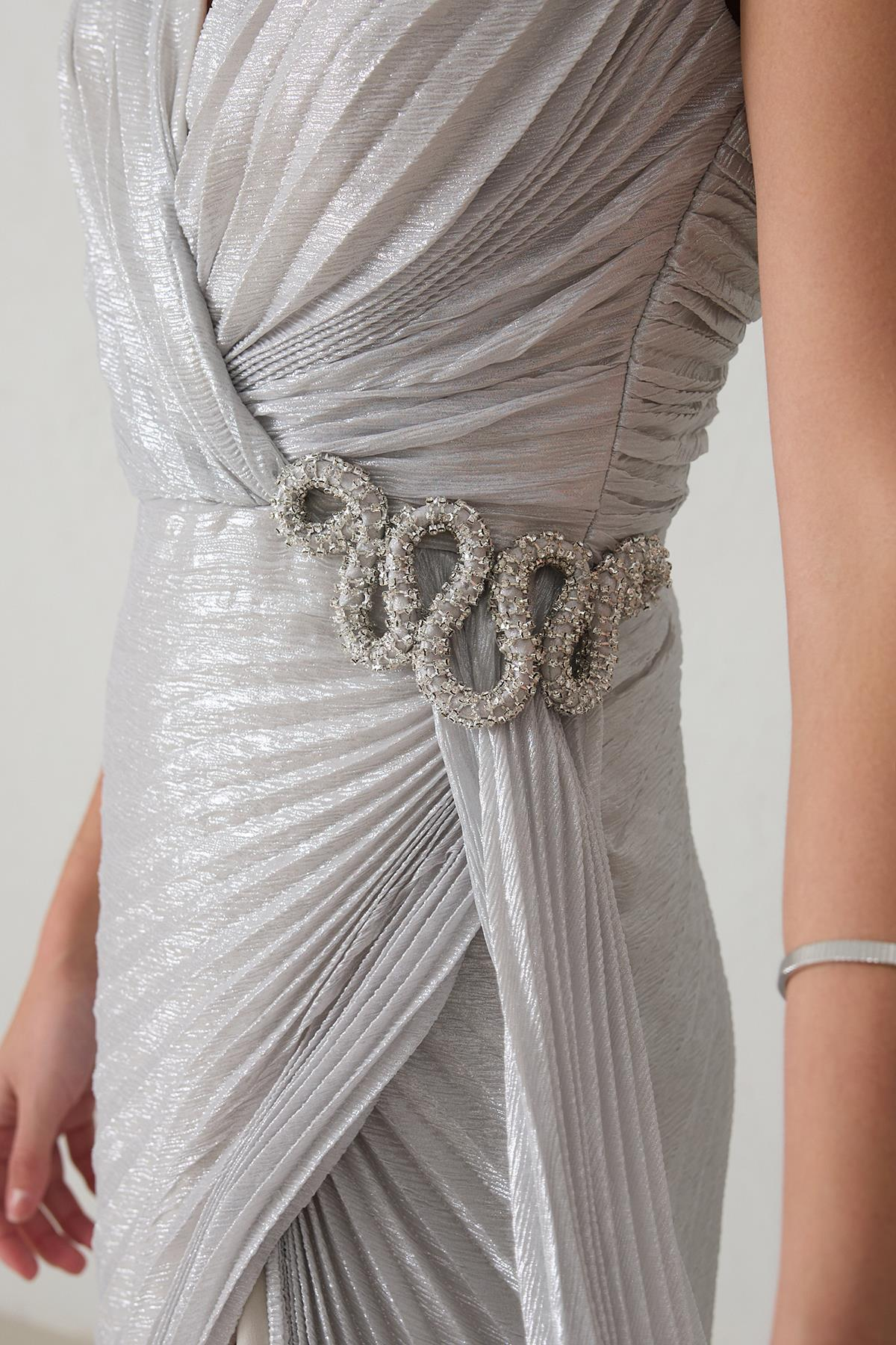 Gümüş İnce Askılı Belden Taş Detaylı Yırtmaçlı Abiye Elbise Kadın Kategorisiz modelleri