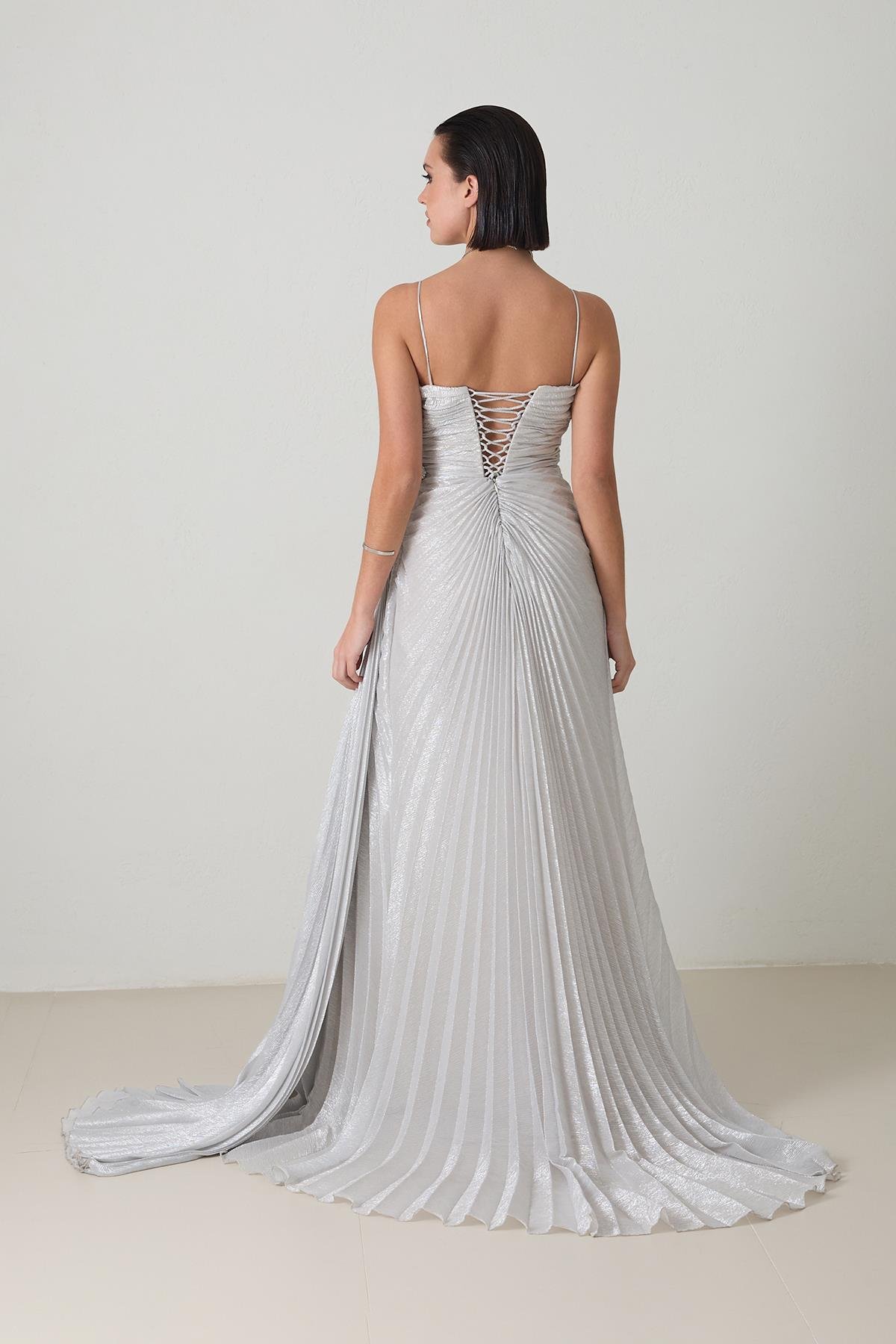 Gümüş İnce Askılı Belden Taş Detaylı Yırtmaçlı Abiye Elbise Kadın Kategorisiz modelleri