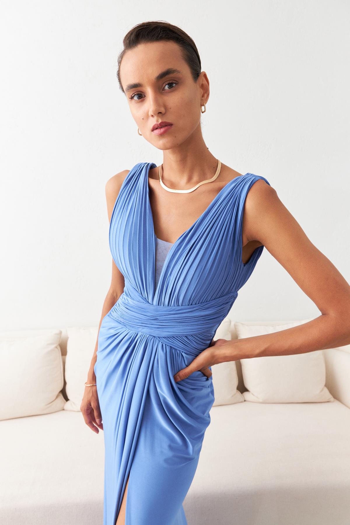 İndigo Belden Çapraz Ve Göğüs Detaylı Yırtmaçlı Midi Boy Abiye Elbise Kadın Kategorisiz modelleri