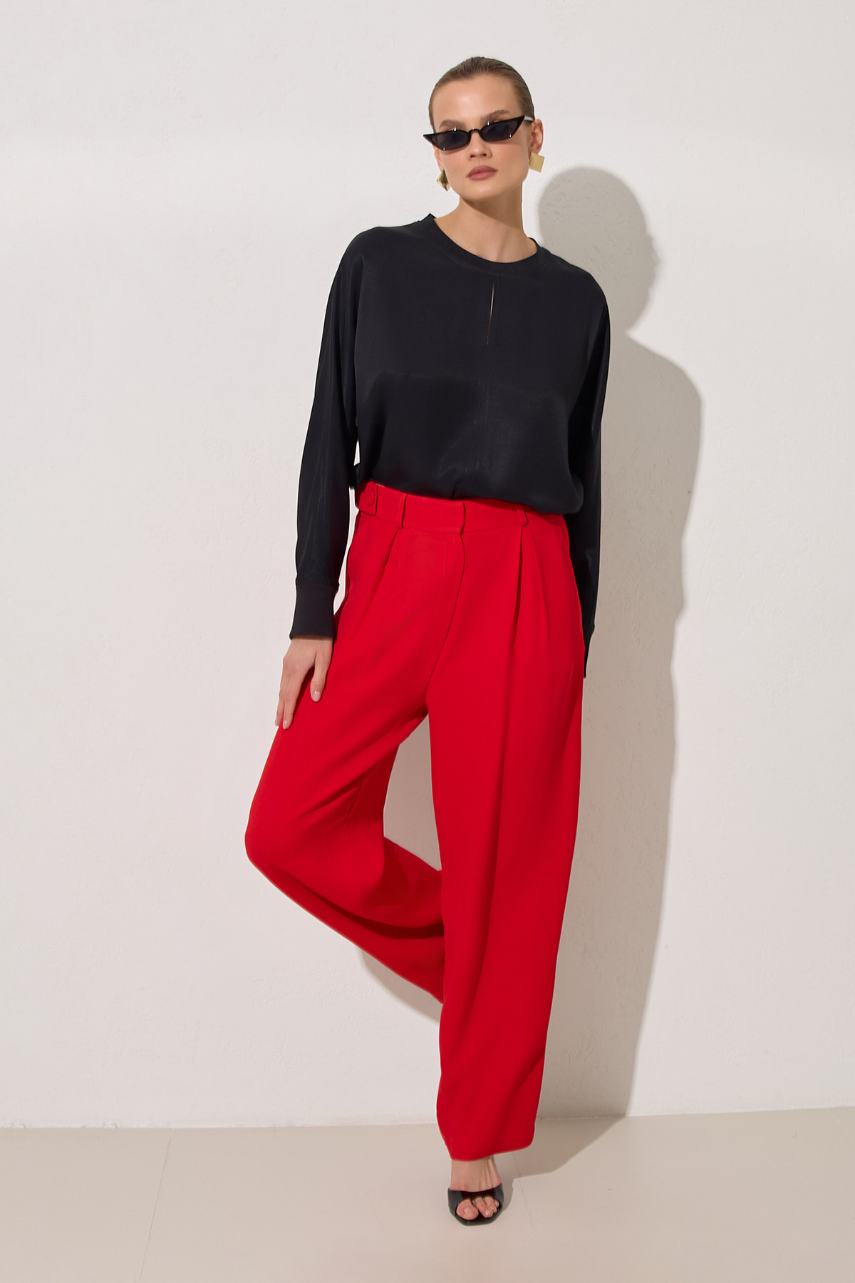 Kırmızı Kuşak Detaylı Ceket Ve Yüksek Bel Pantolonlu Takım Kadın Kategorisiz modelleri