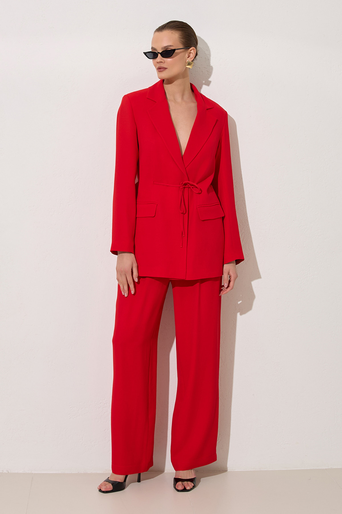 Kırmızı Kuşak Detaylı Ceket Ve Yüksek Bel Pantolonlu Takım Kadın Kategorisiz modelleri