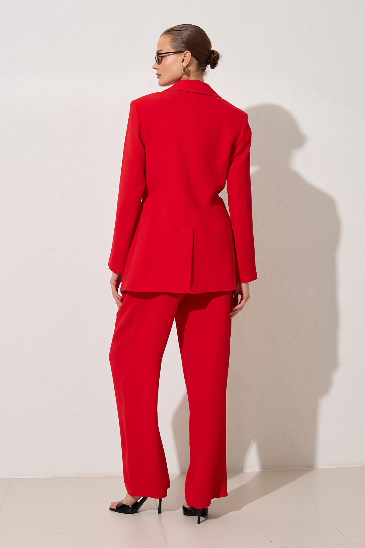 Kırmızı Kuşak Detaylı Ceket Ve Yüksek Bel Pantolonlu Takım Kadın Kategorisiz modelleri