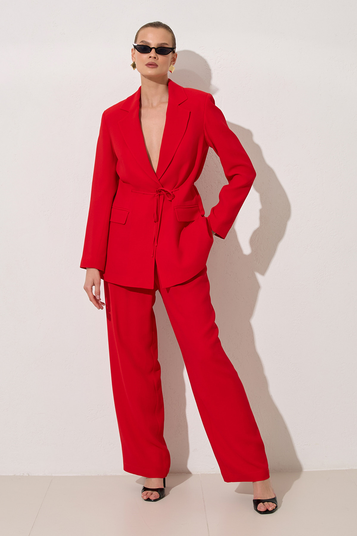 Kırmızı Kuşak Detaylı Ceket Ve Yüksek Bel Pantolonlu Takım Kadın Kategorisiz modelleri