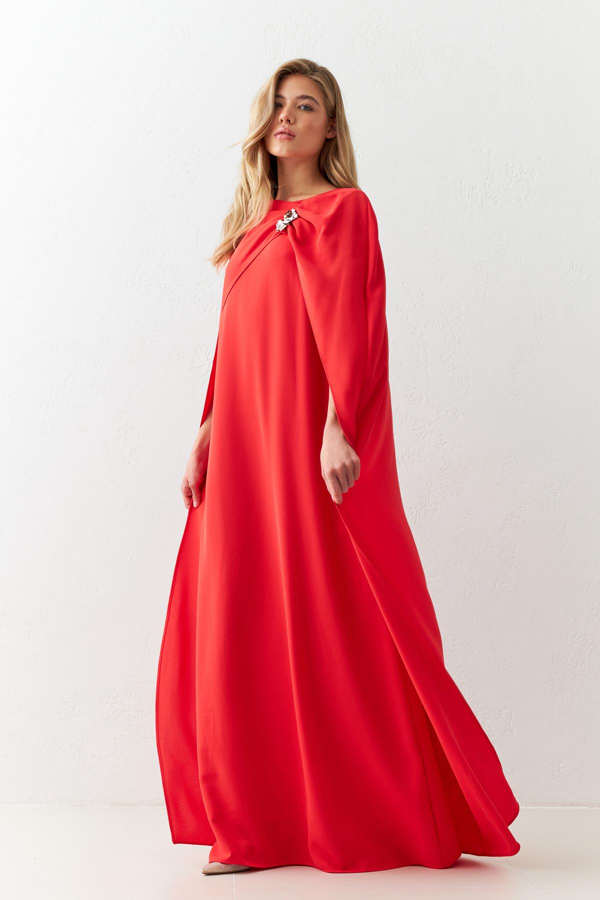 Kırmızı Pelerin Ve Broş Detaylı Midi Boy Elbise Kadın Kategorisiz modelleri