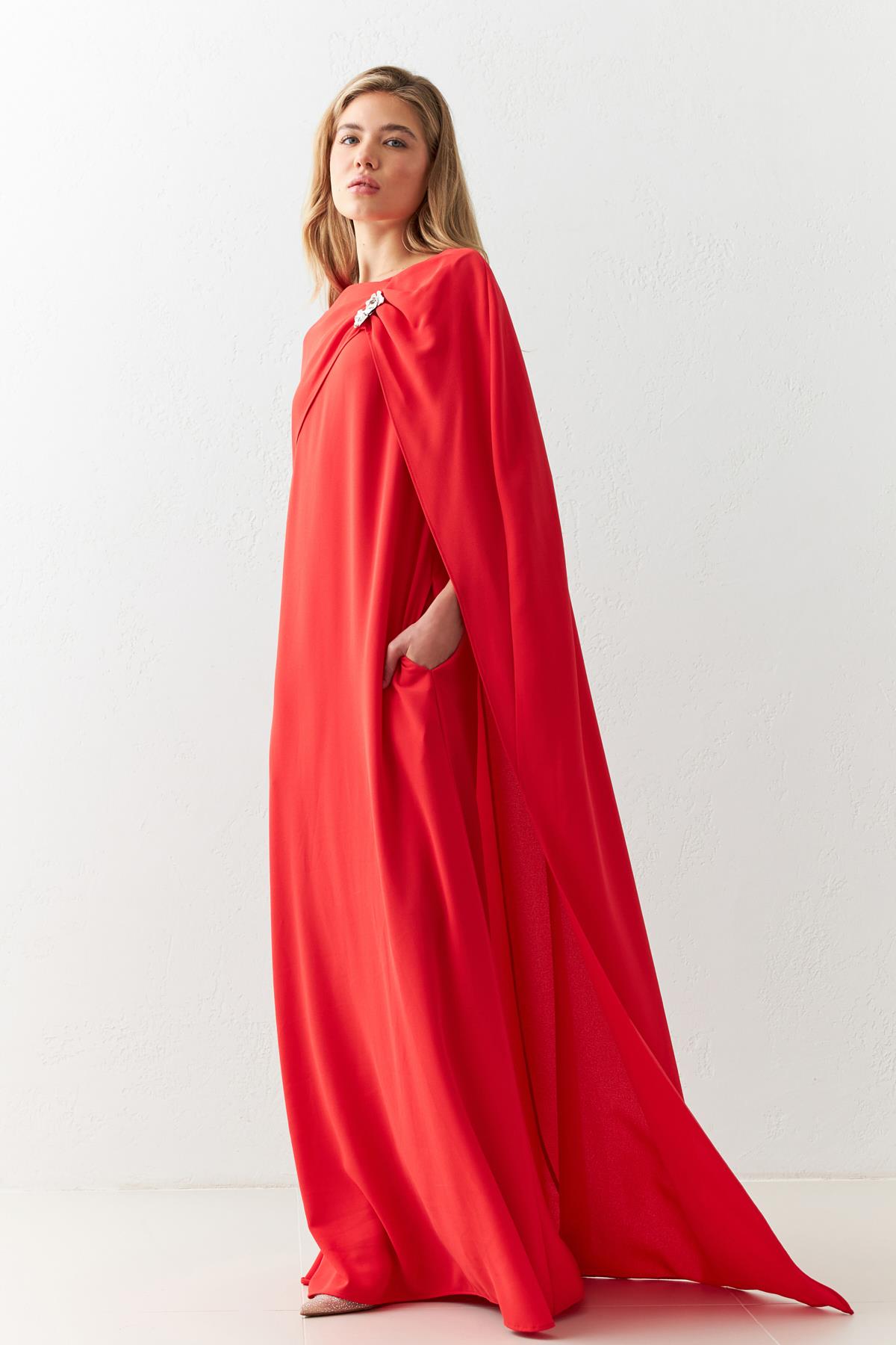 Kırmızı Pelerin Ve Broş Detaylı Midi Boy Elbise Kadın Kategorisiz modelleri