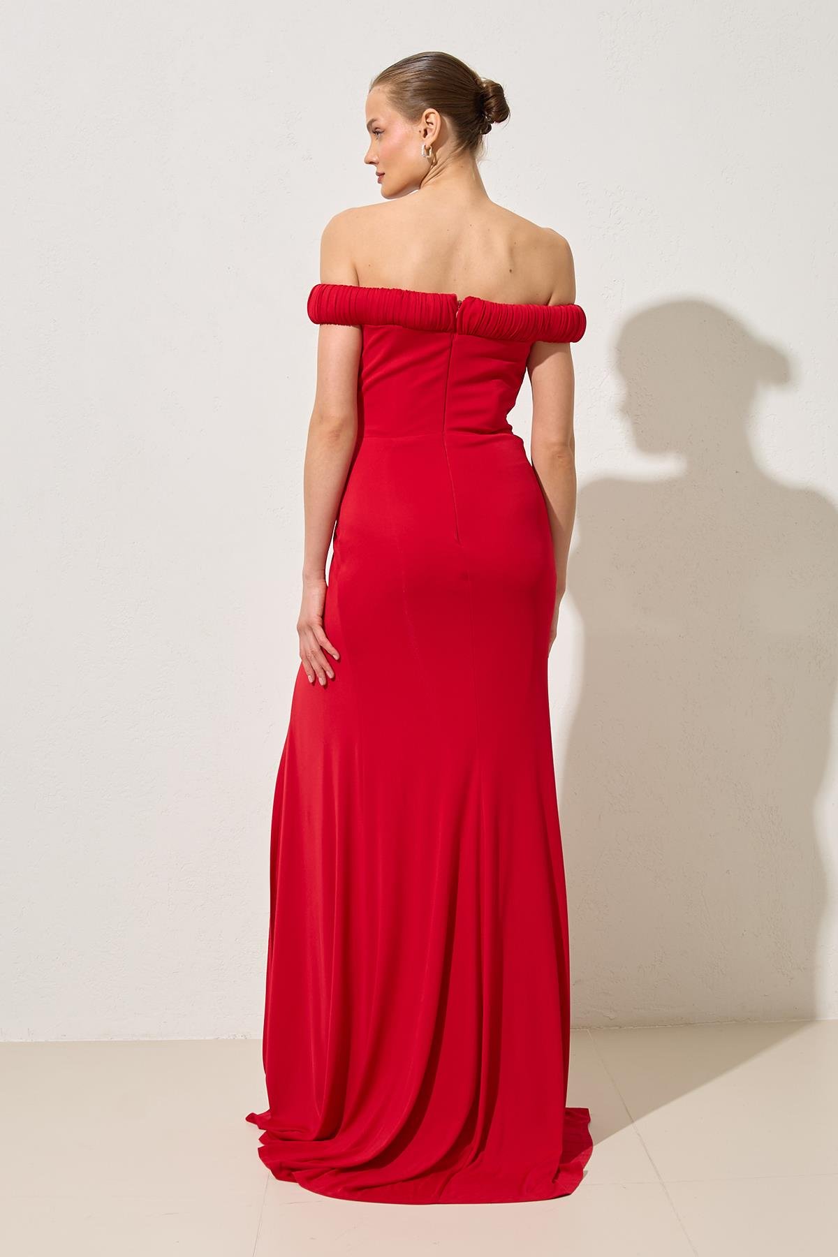 Kırmızı Yaka Ve Bel Detaylı Tam Kalıp Uzun Abiye Elbise Kadın Abiye Elbise modelleri