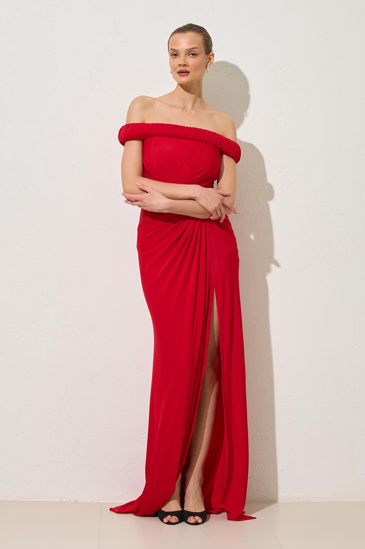 Kırmızı Yaka Ve Bel Detaylı Tam Kalıp Uzun Abiye Elbise Kadın Abiye Elbise modelleri