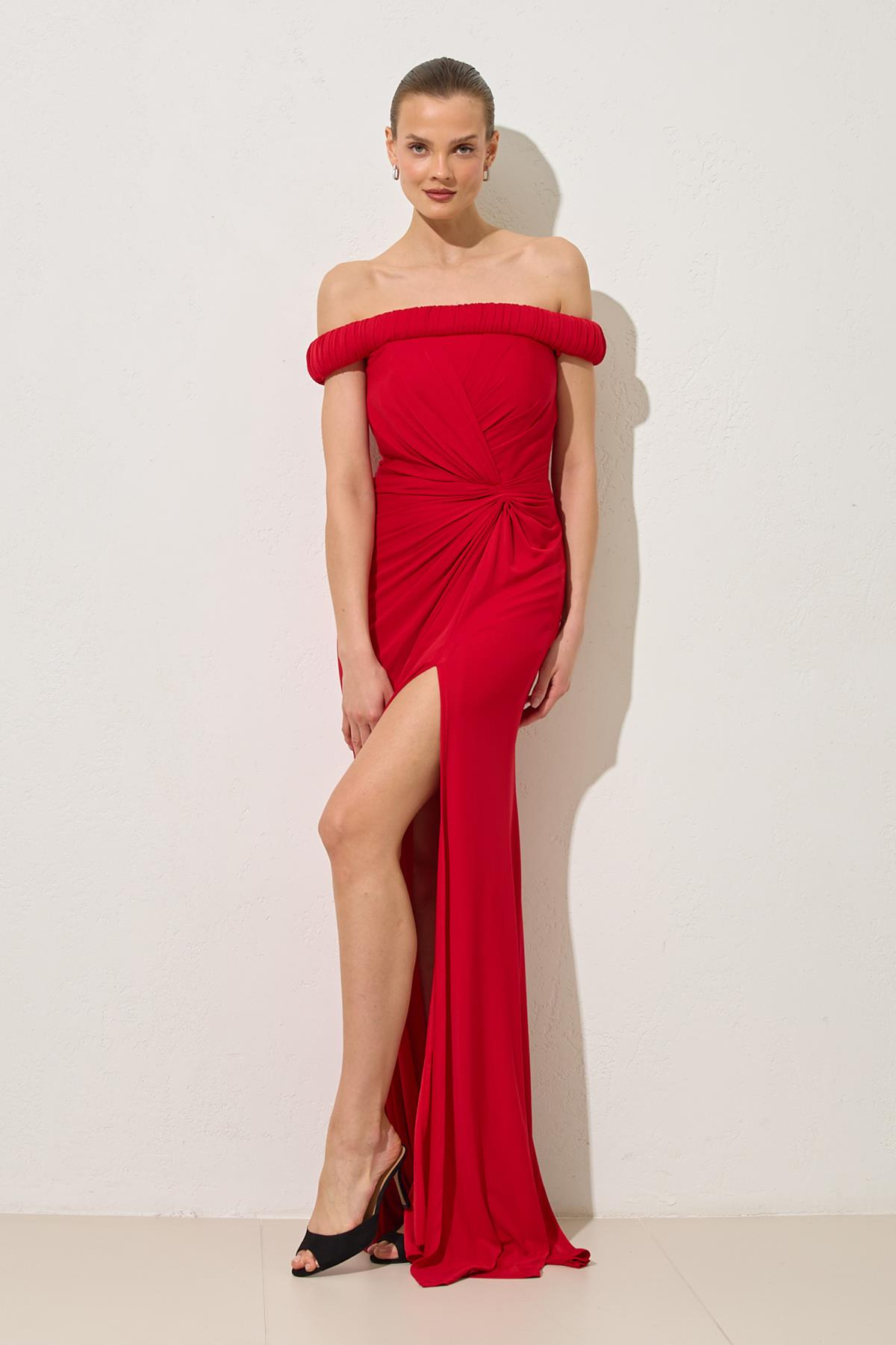 Kırmızı Yaka Ve Bel Detaylı Tam Kalıp Uzun Abiye Elbise Kadın Abiye Elbise modelleri