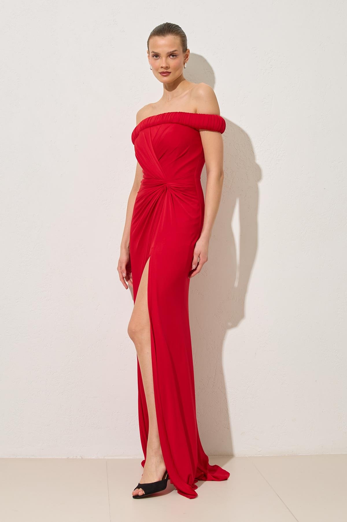 Kırmızı Yaka Ve Bel Detaylı Tam Kalıp Uzun Abiye Elbise Kadın Abiye Elbise modelleri
